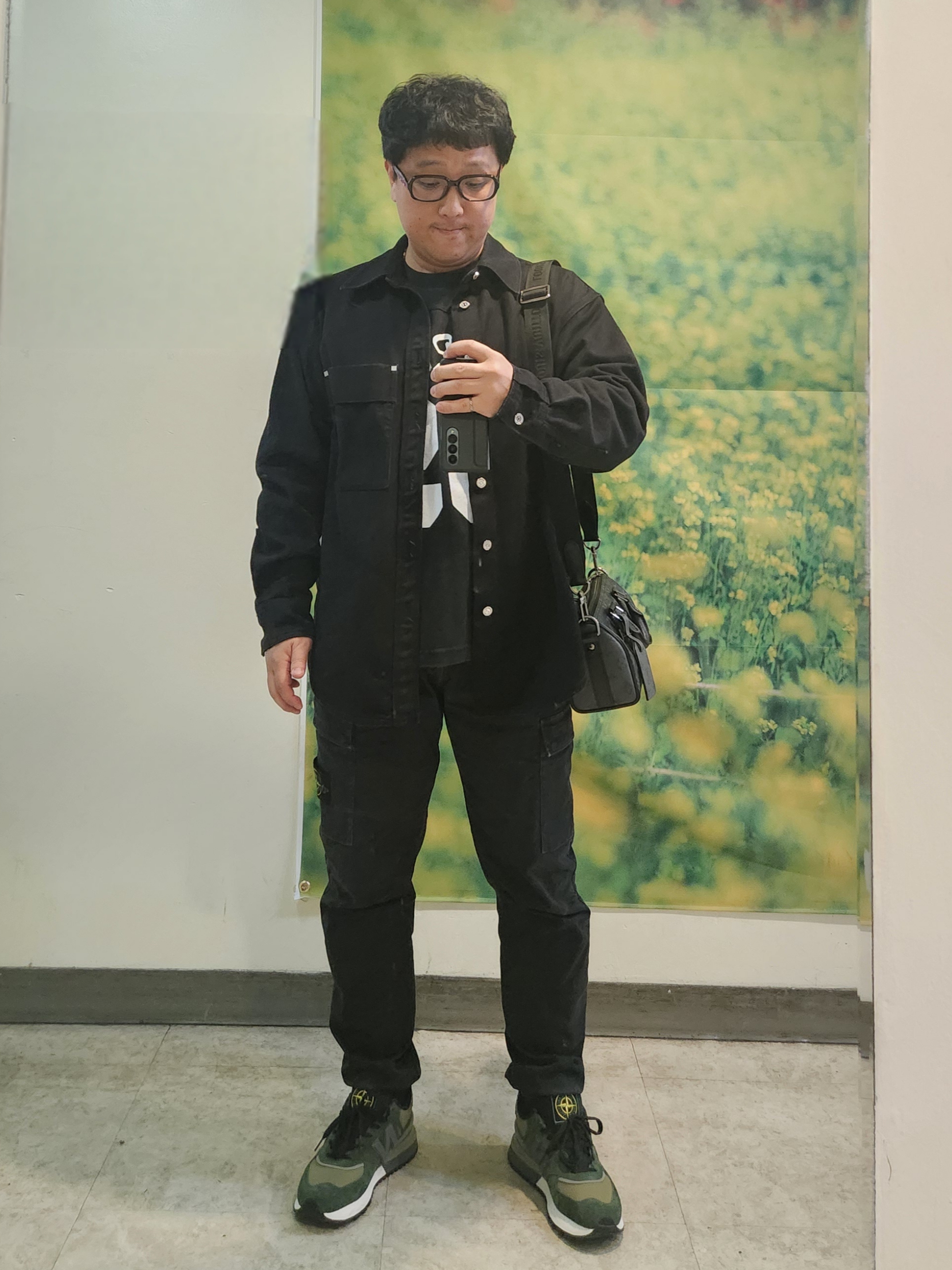 우영미 데님 백로고 셔츠 블랙 - 23SS, 뉴발란스 x 스톤 아일랜드 574 레거시 다크 그린 착용 스타일