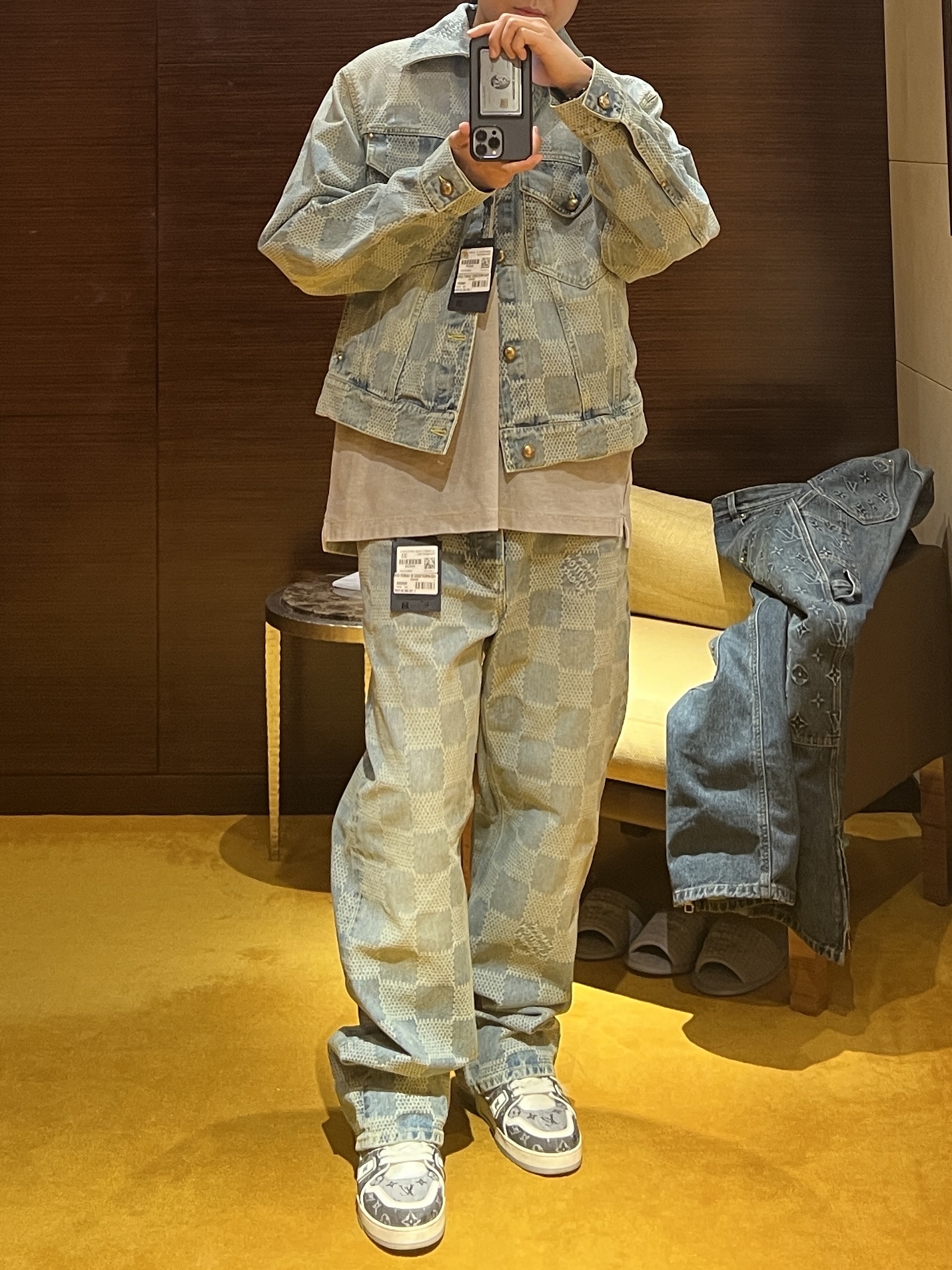 Louis Vuitton Workwear Denim Carpenter Pants Indigo, Louis Vuitton Damier Jacquard Classic Denim Jacket Indigo 착용 스타일 - 1