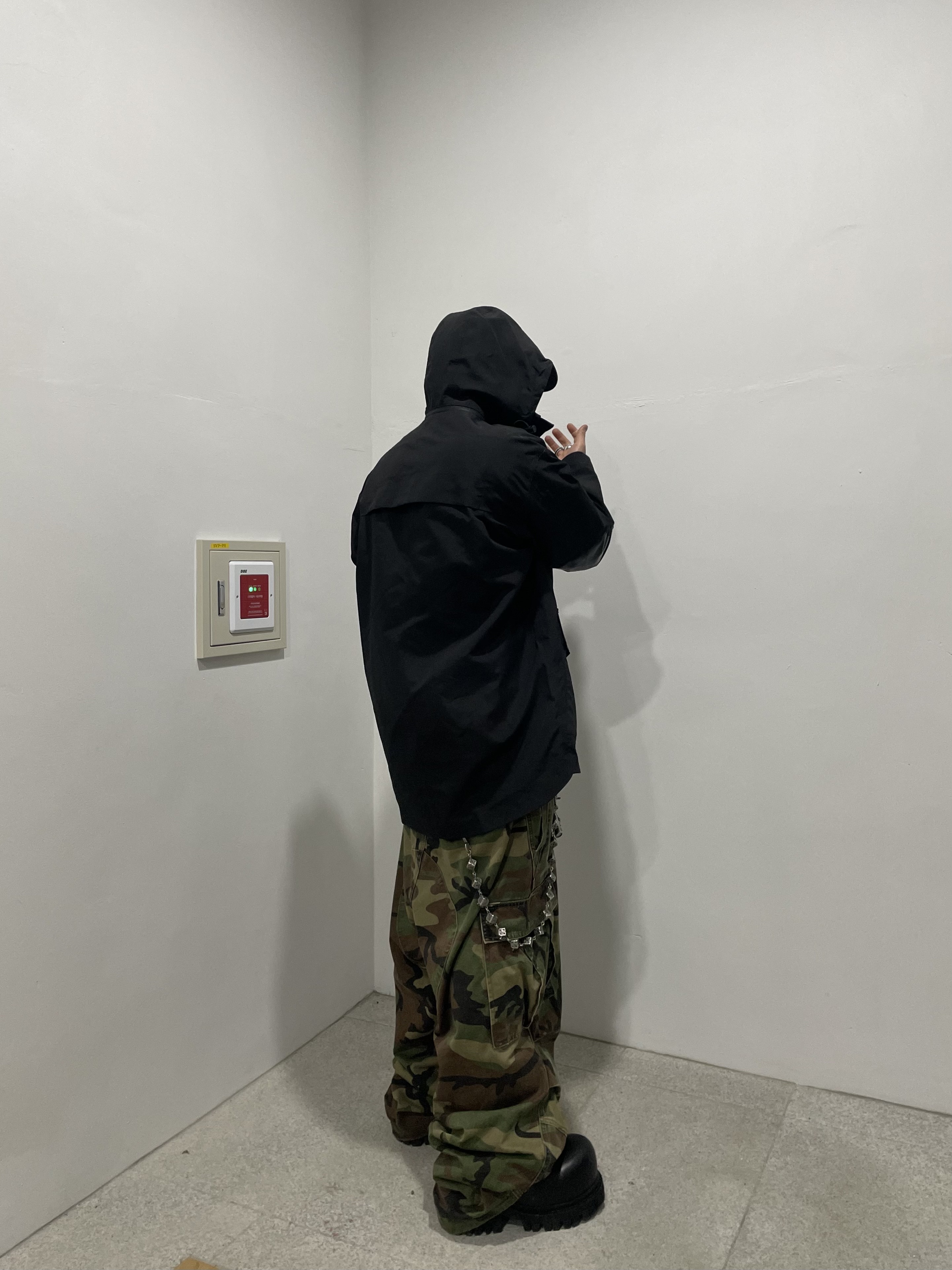 발렌시아가 스톰퍼 부티 블랙 착용 스타일 - 1