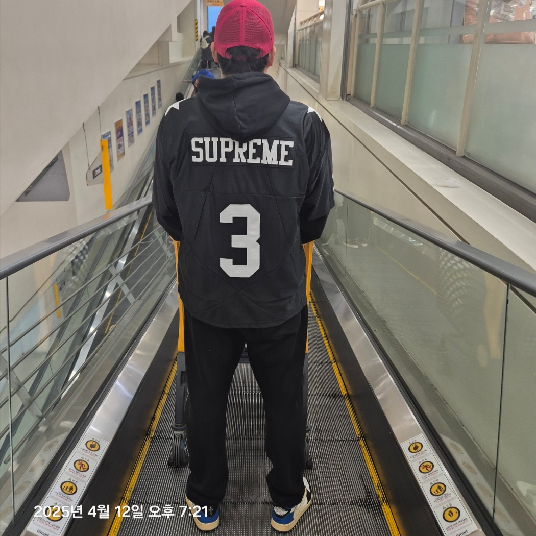 슈프림 스타 풋볼 저지 블랙 - 24FW, 갤러리 디파트먼트 수베니어 트러커 레드 착용 스타일 - 3