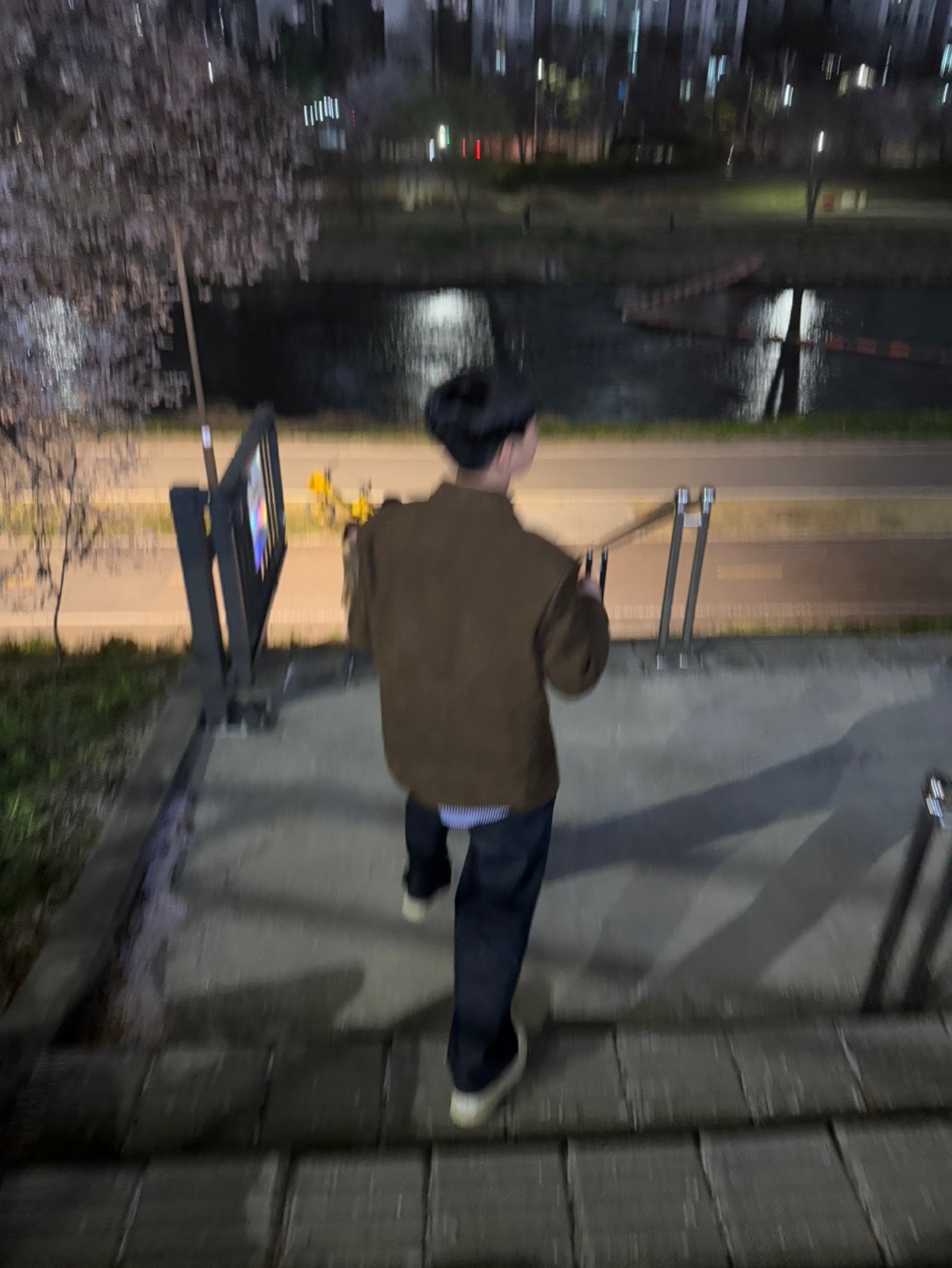 에스티유 고트 스웨이드 블레이져 브라운, 메종 미하라 야스히로 블레이키 OG 솔 실리콘 코팅 캔버스 로우탑 스니커즈 화이트 착용 스타일 - 4