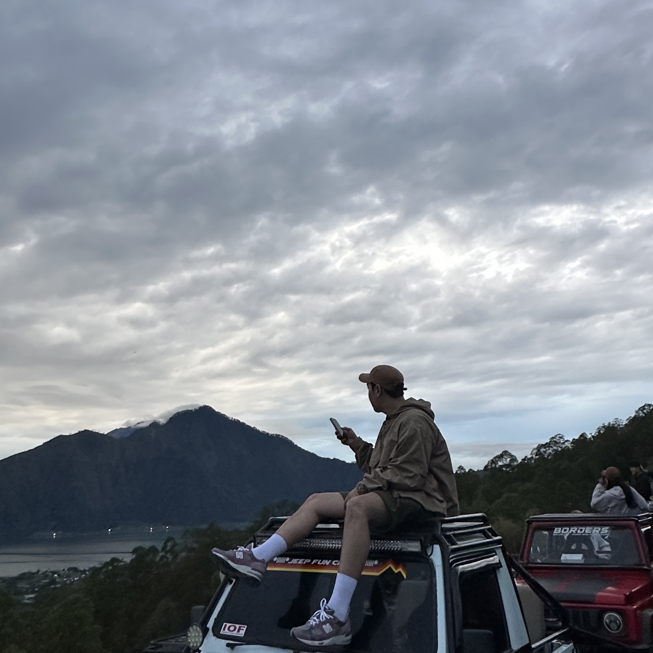 New Balance 991 Made in UK Pink Grey 착용 스타일 - 2