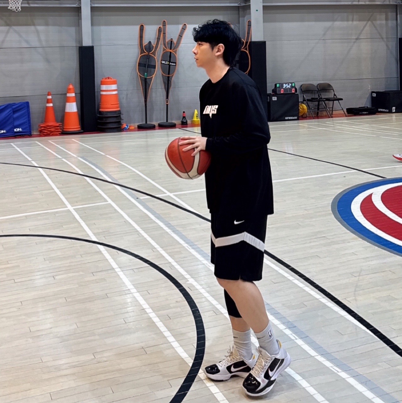 나이키 코비 5 프로트로 얼터네이트 브루스 리 착용 스타일