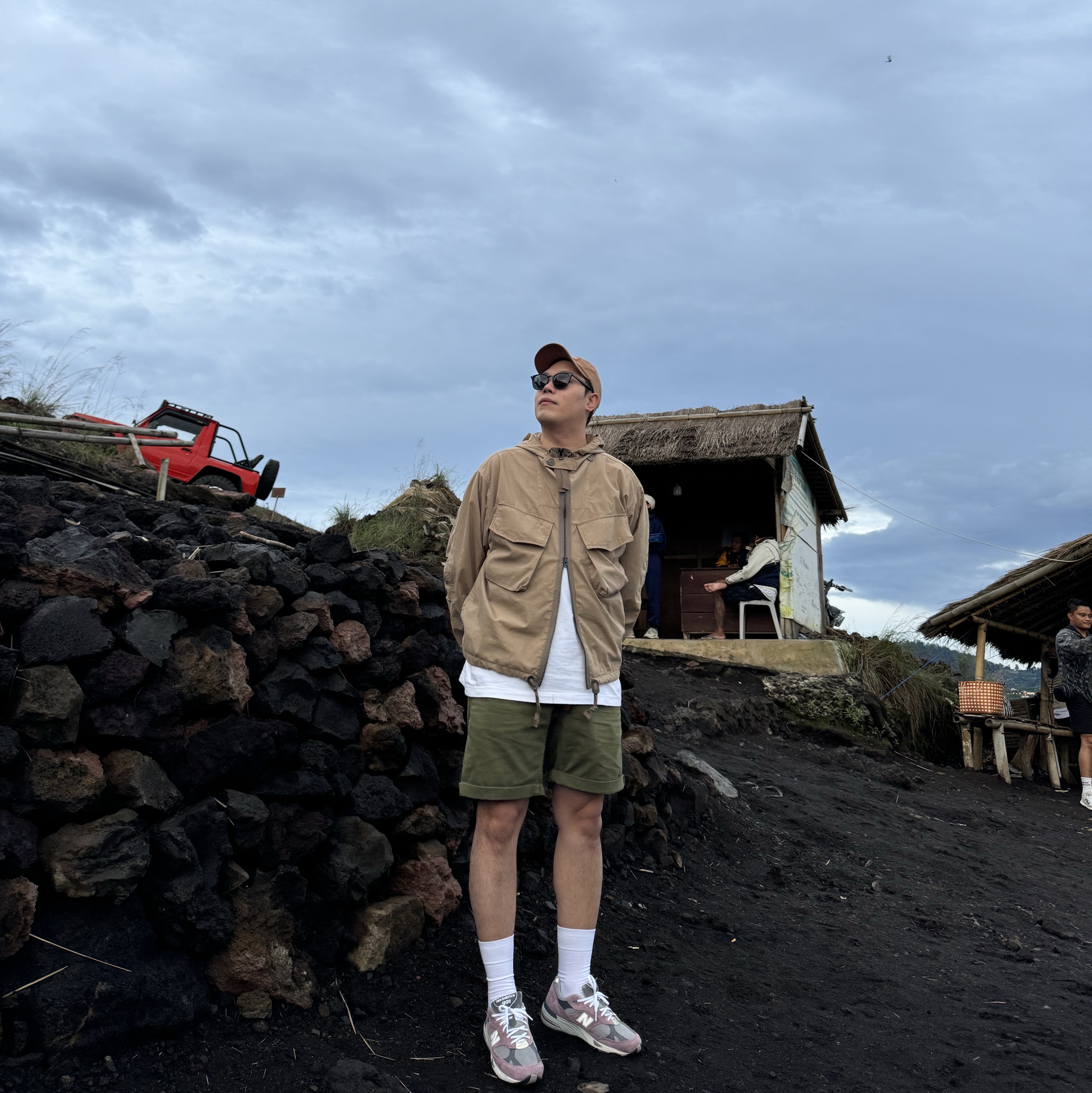 New Balance 991 Made in UK Pink Grey 착용 스타일 - 1