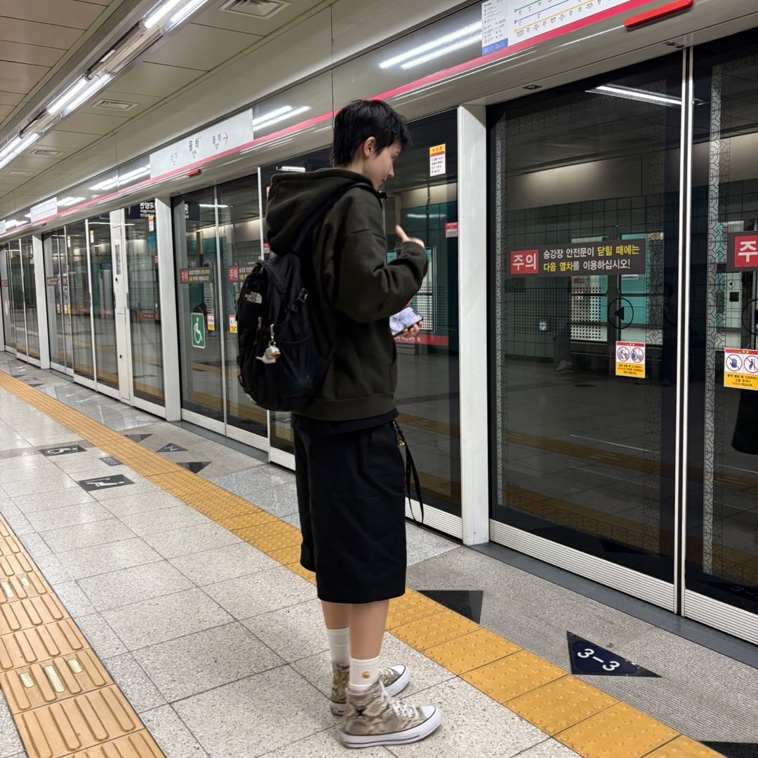 The North Face Mini Shot Black, Converse x Stussy Chuck 70 High Leather Snakeskin 착용 스타일