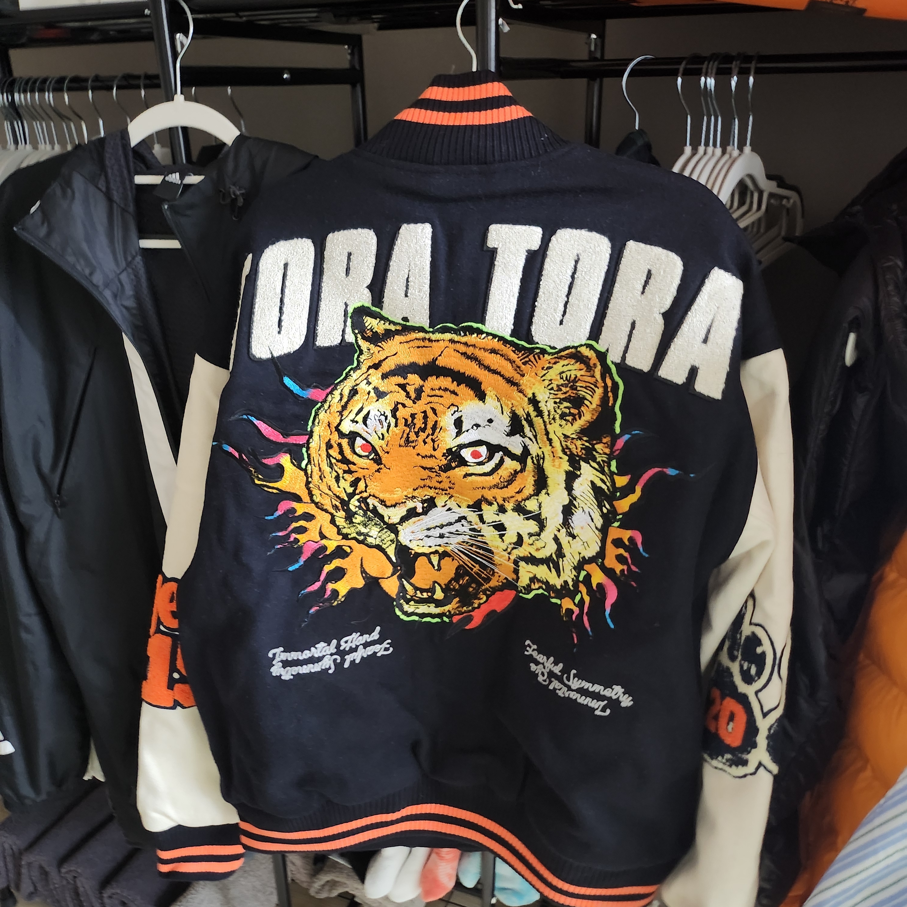 Palace Tora Tora Varsity Jacket Navy - 25SS, Maison Mihara Yasuhiro Blakey OG Sole Leather Low-top Sneakers Black 착용 스타일 - 2