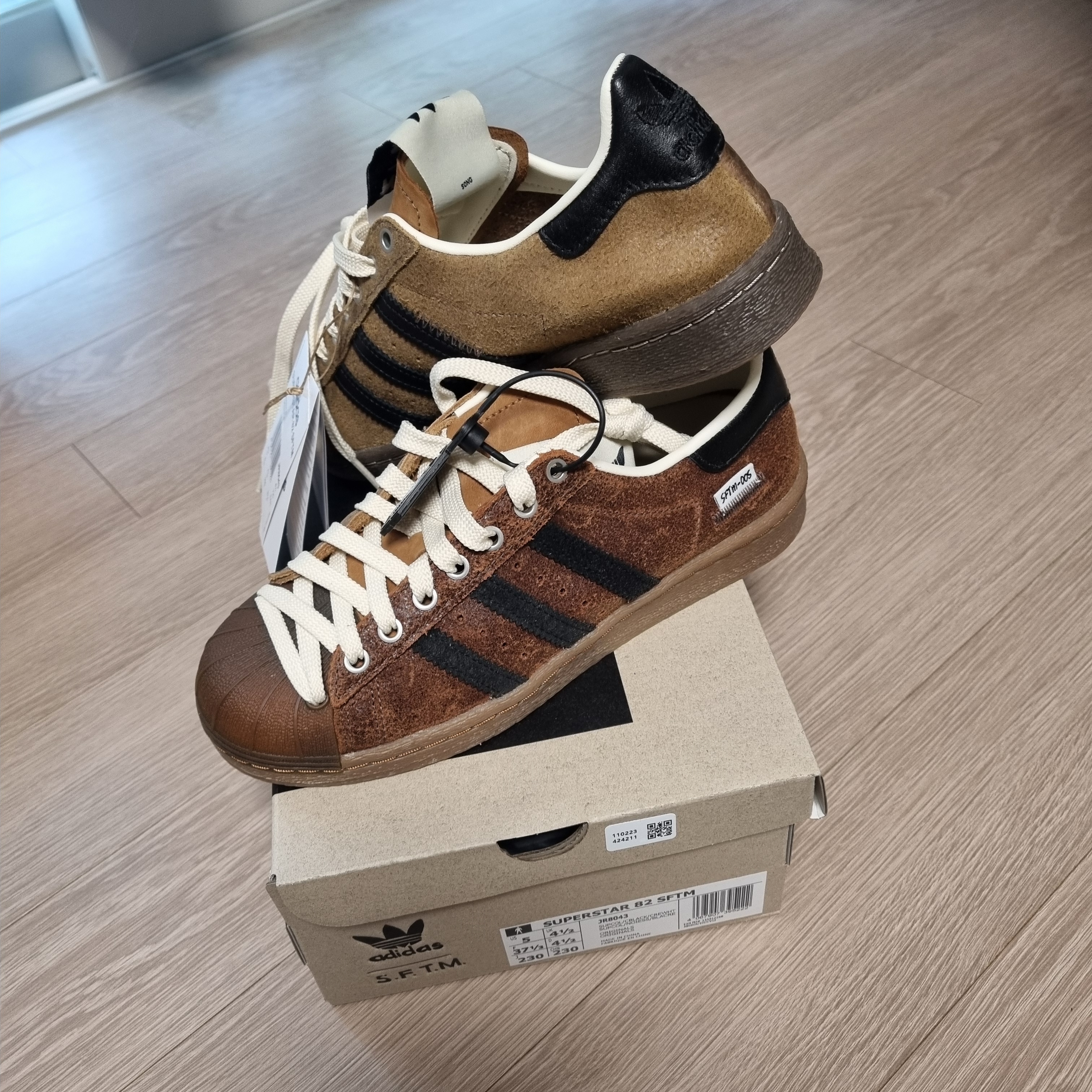 Adidas x Song for the Mute Superstar 82 Khaki Core Black 착용 스타일