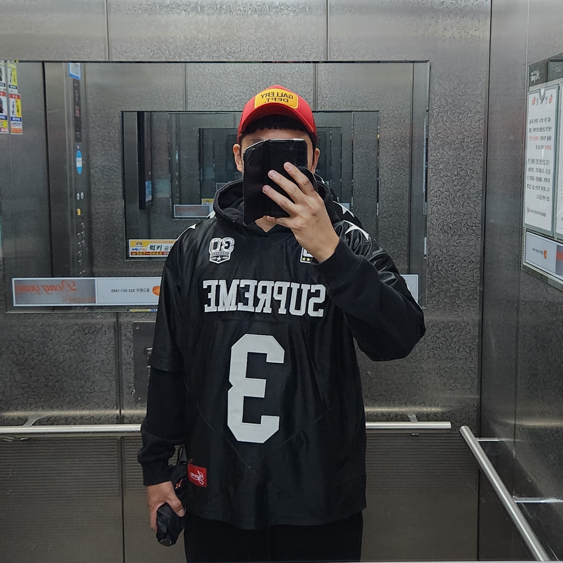 슈프림 스타 풋볼 저지 블랙 - 24FW, 갤러리 디파트먼트 수베니어 트러커 레드 착용 스타일 - 2