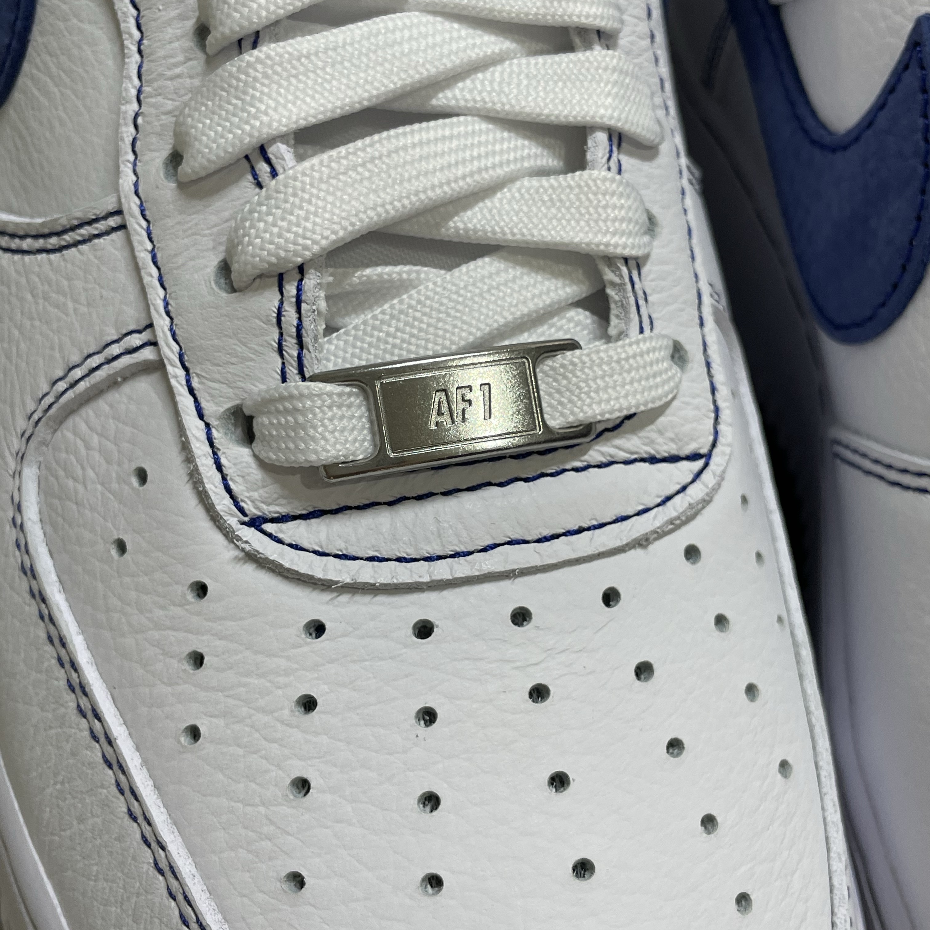 Nike Air Force 1 '07 LV8 White Deep Royal Blue 착용 스타일 - 2