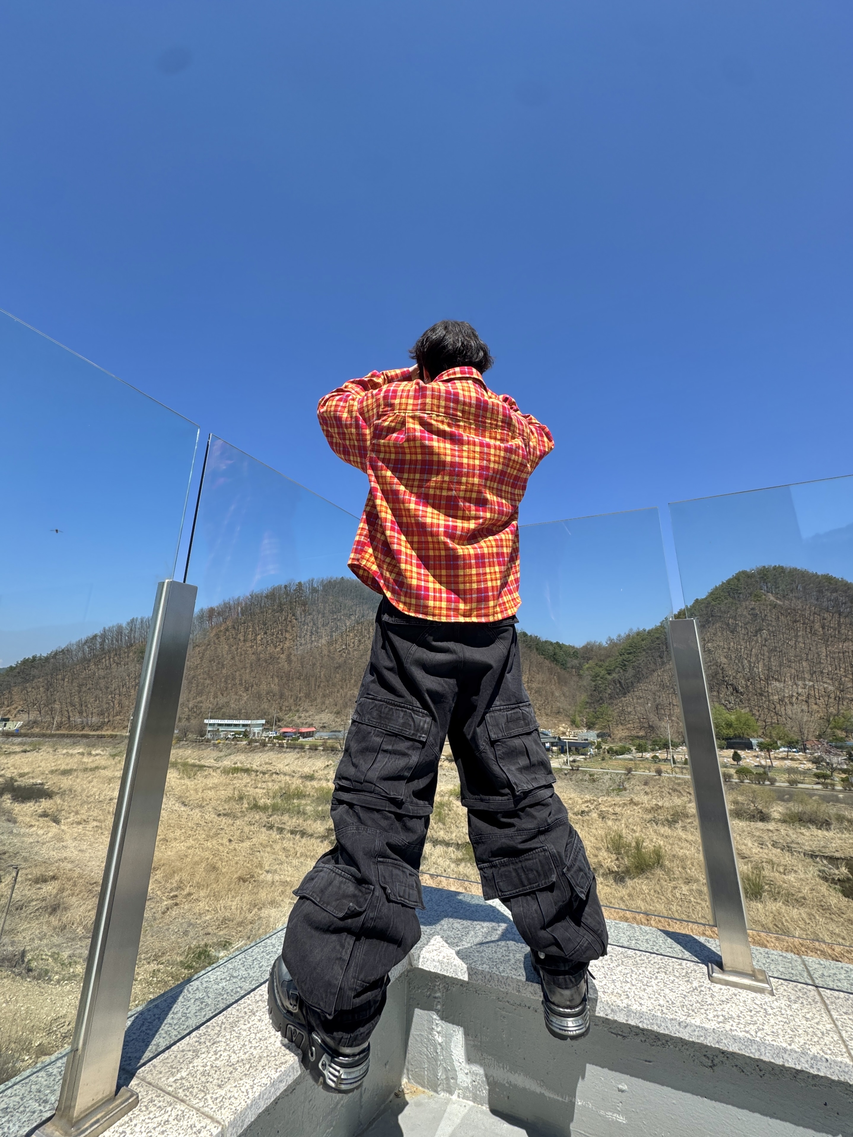 Project G/R Crinkle Denim Cargo Pants Black, Project G/R Cropped Wrap Checked Shirt Red 착용 스타일 - 2