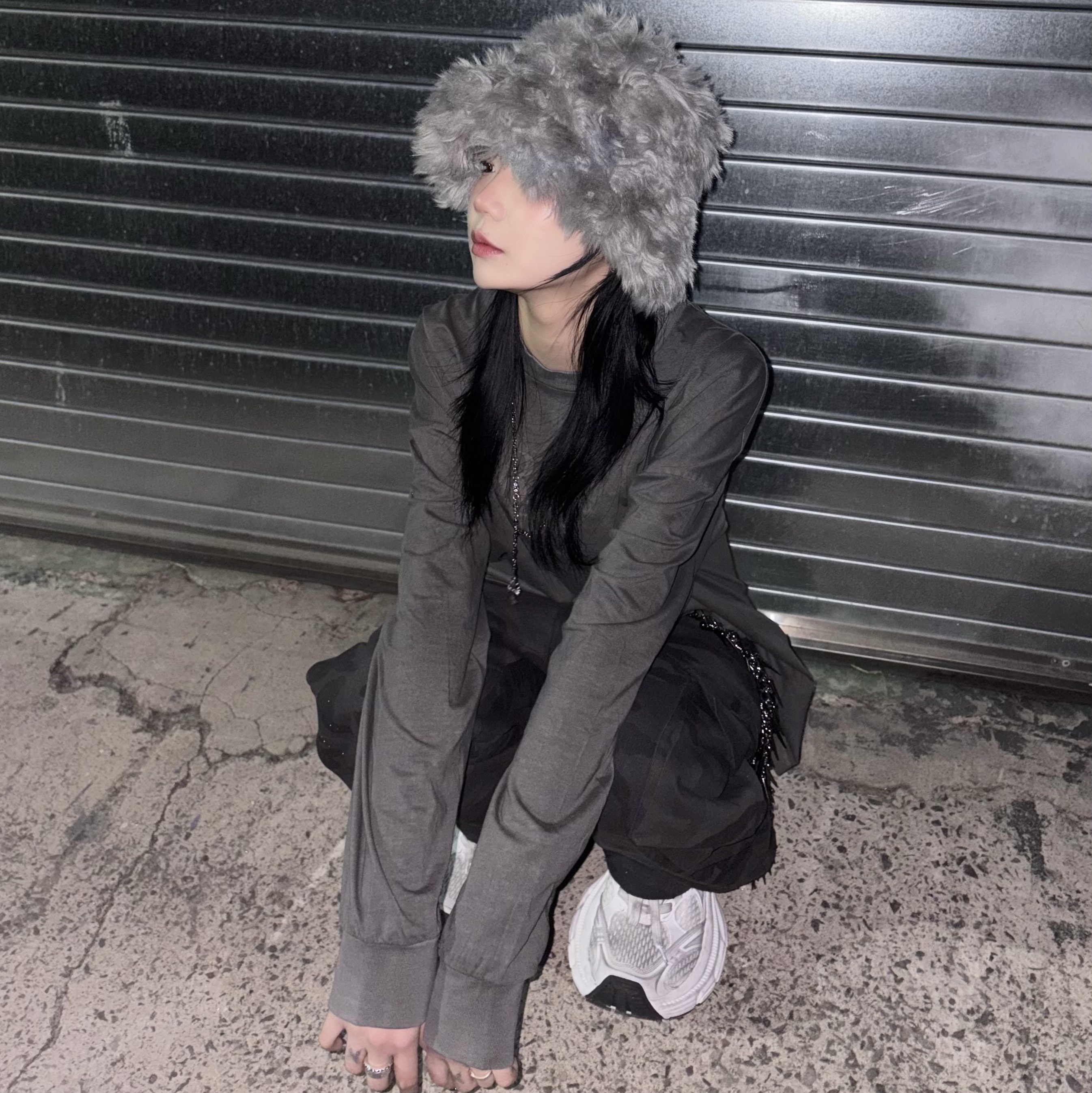 발렌시아가 10XL 스니커즈 화이트 그레이 실버 블랙 착용 스타일 - 4