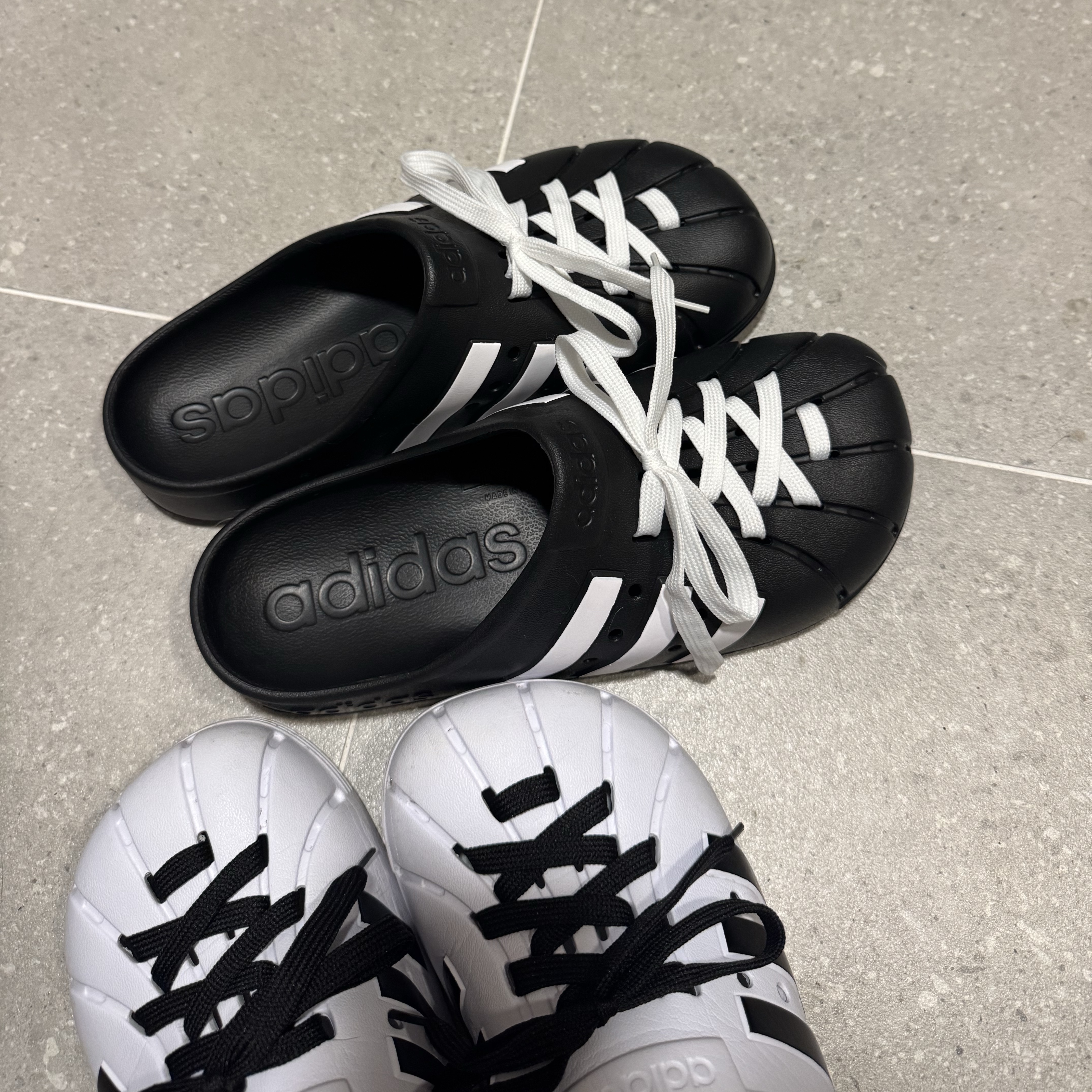 아디다스 아딜렛 클로그 블랙 화이트, 아디다스 아딜렛 클로그 화이트 블랙 착용 스타일
