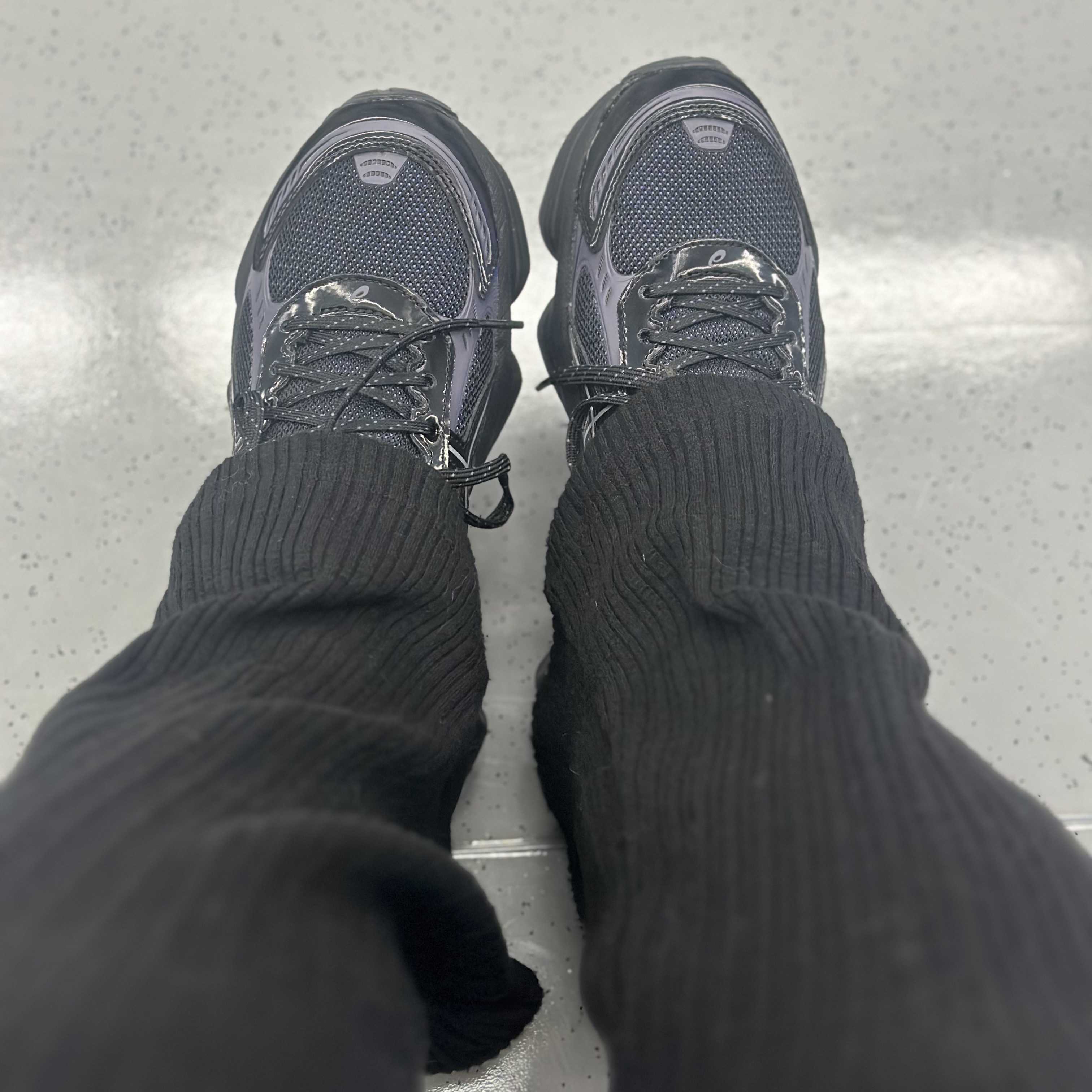 Asics Gel-Kinetic Fluent Black 착용 스타일 - 2