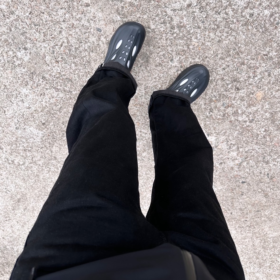Hoka Hopara 2 Black, Hoka Ora Recovery Mule Black 착용 스타일 - 3