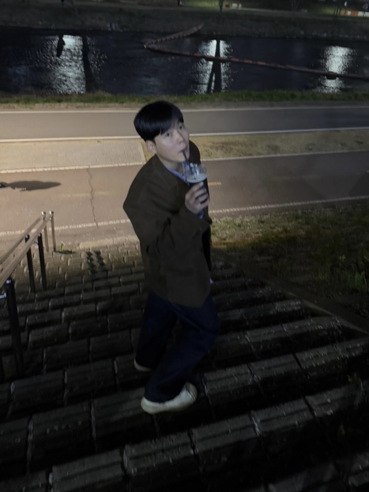 에스티유 고트 스웨이드 블레이져 브라운, 메종 미하라 야스히로 블레이키 OG 솔 실리콘 코팅 캔버스 로우탑 스니커즈 화이트 착용 스타일 - 3