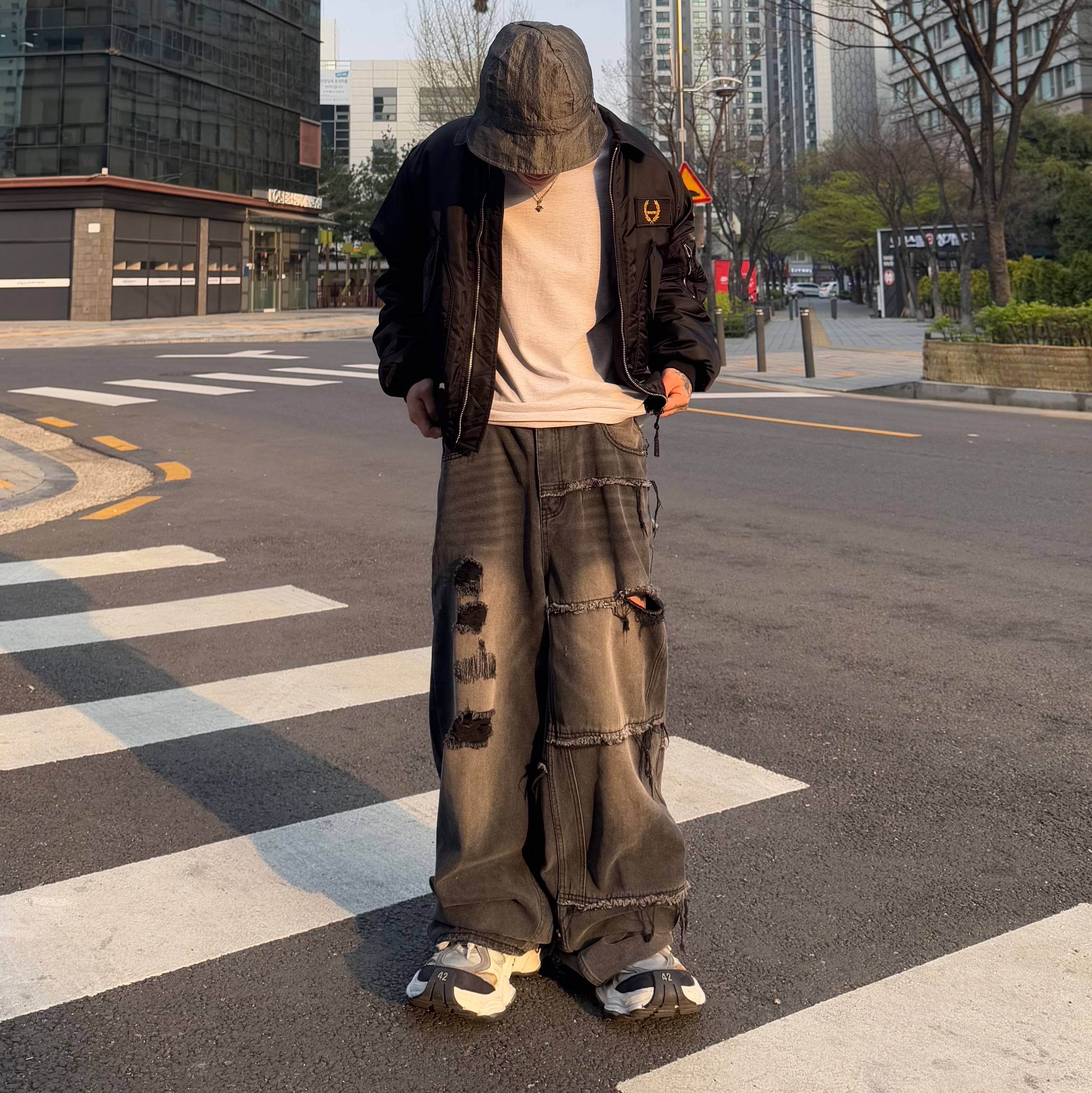Balenciaga Cargo Sneakers White Grey 착용 스타일 - 3
