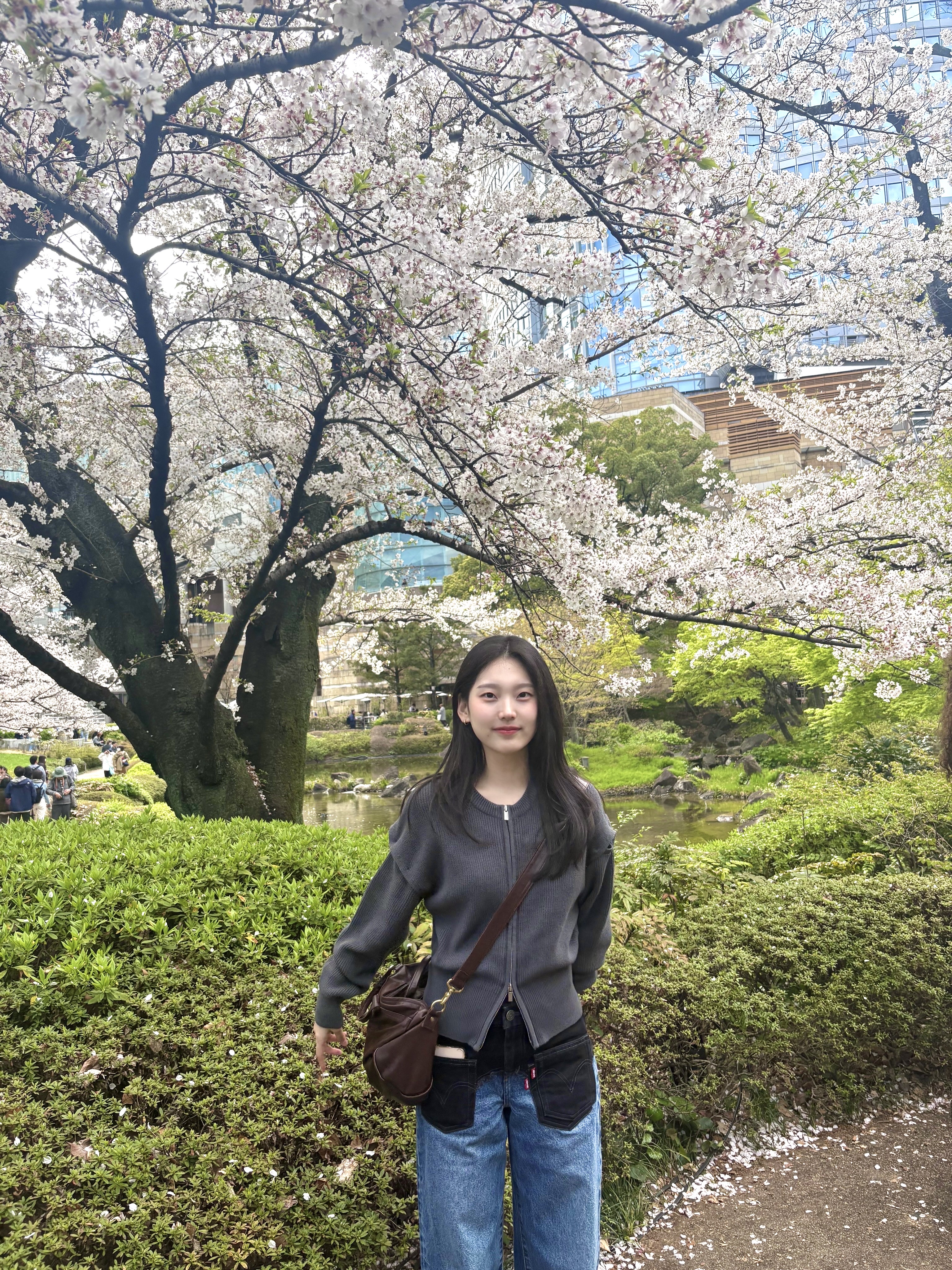 [KREAM 단독] ADSB Andersson Bell x Levi's Women Baggy Jean Indigo Black - 24FW, (W) Nike Air Force 1 '07 Cacao Wow 착용 스타일 - 1