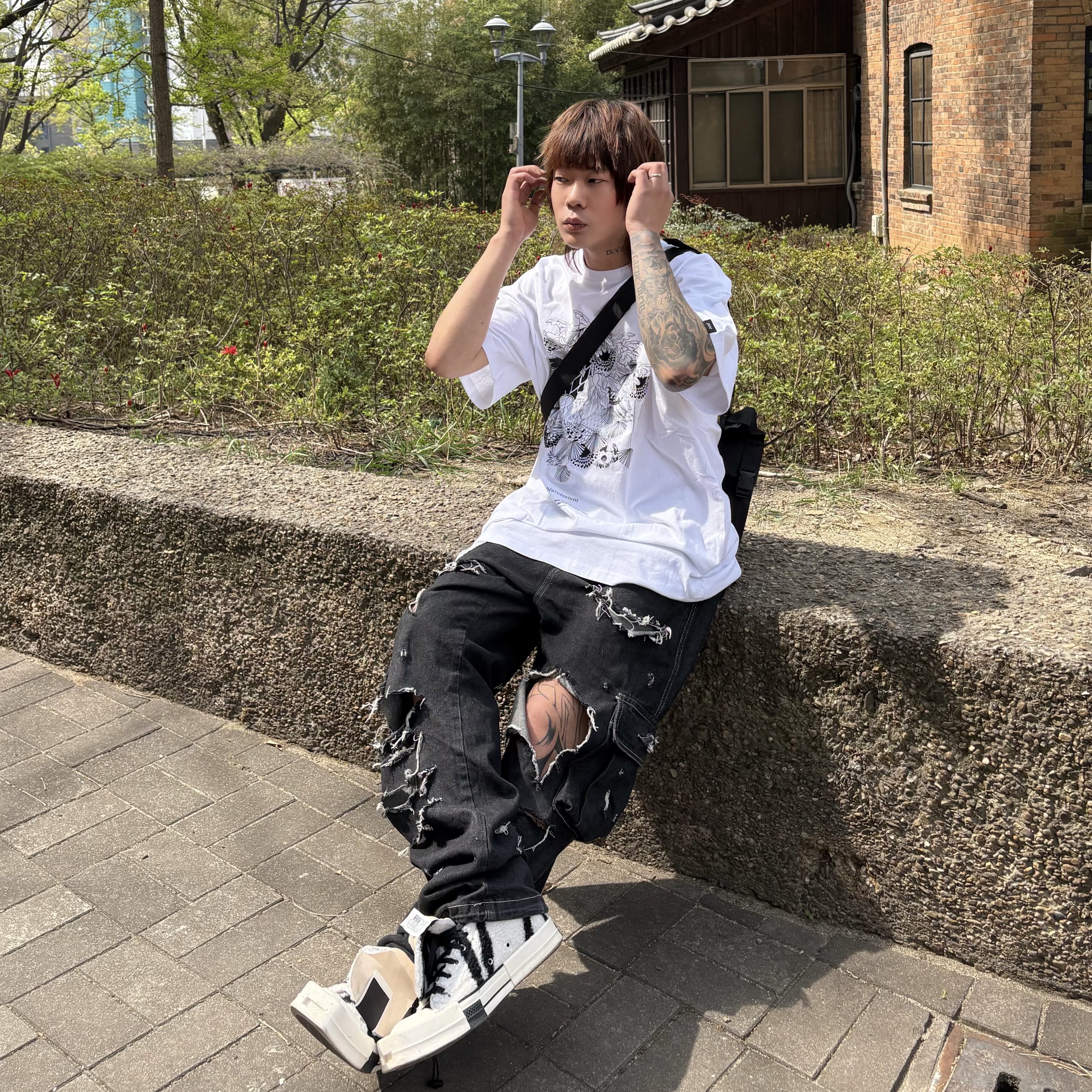 컨버스 x 다크쉐도우 터보다크 척 70 하이 릴리 화이트 착용 스타일 - 2