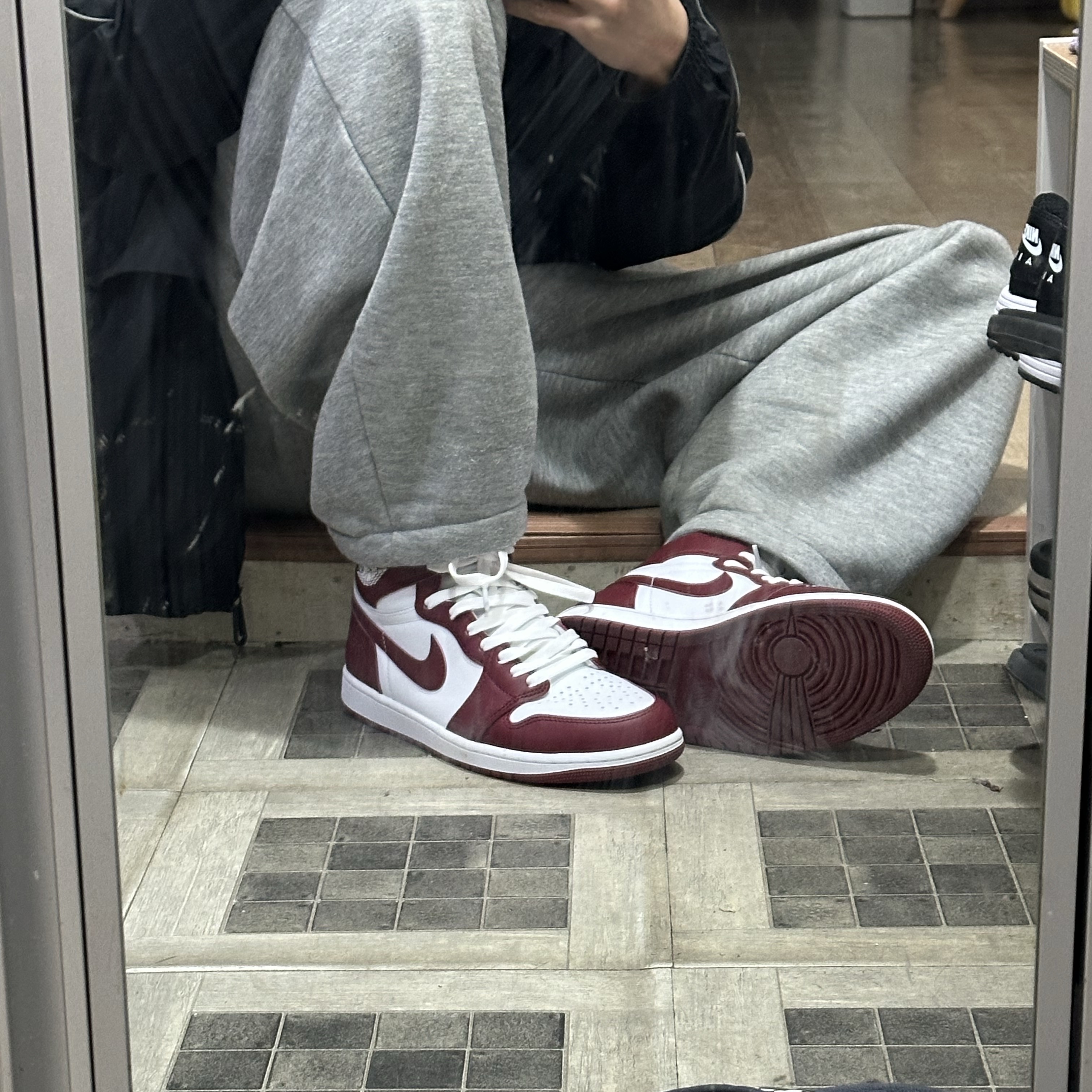 Jordan 1 Retro High OG Artisanal Red, Nike NSW Solo Swoosh Woven Track Jacket Black - Asia 착용 스타일