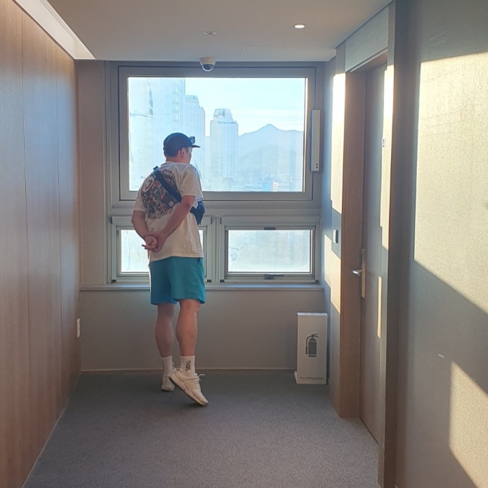 스투시 플러시 티셔츠 화이트, 나이키 에어 프레스토 화이트 퓨어 플래티넘 착용 스타일