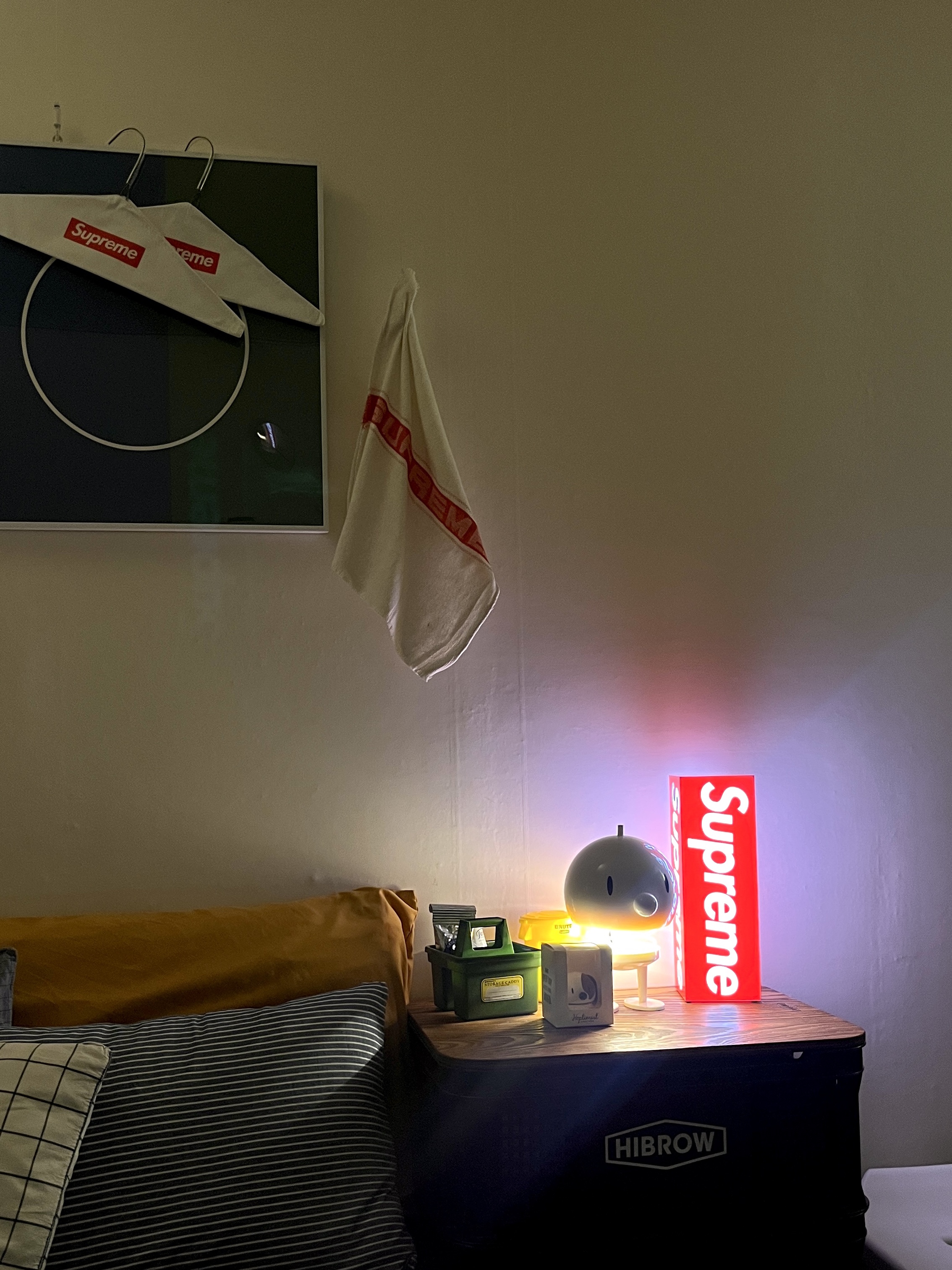 Supreme Box Logo Lamp Red (Korean Ver.) - 23FW, Supreme Shop Towel Multicolor (Set of 3) - 25SS 착용 스타일