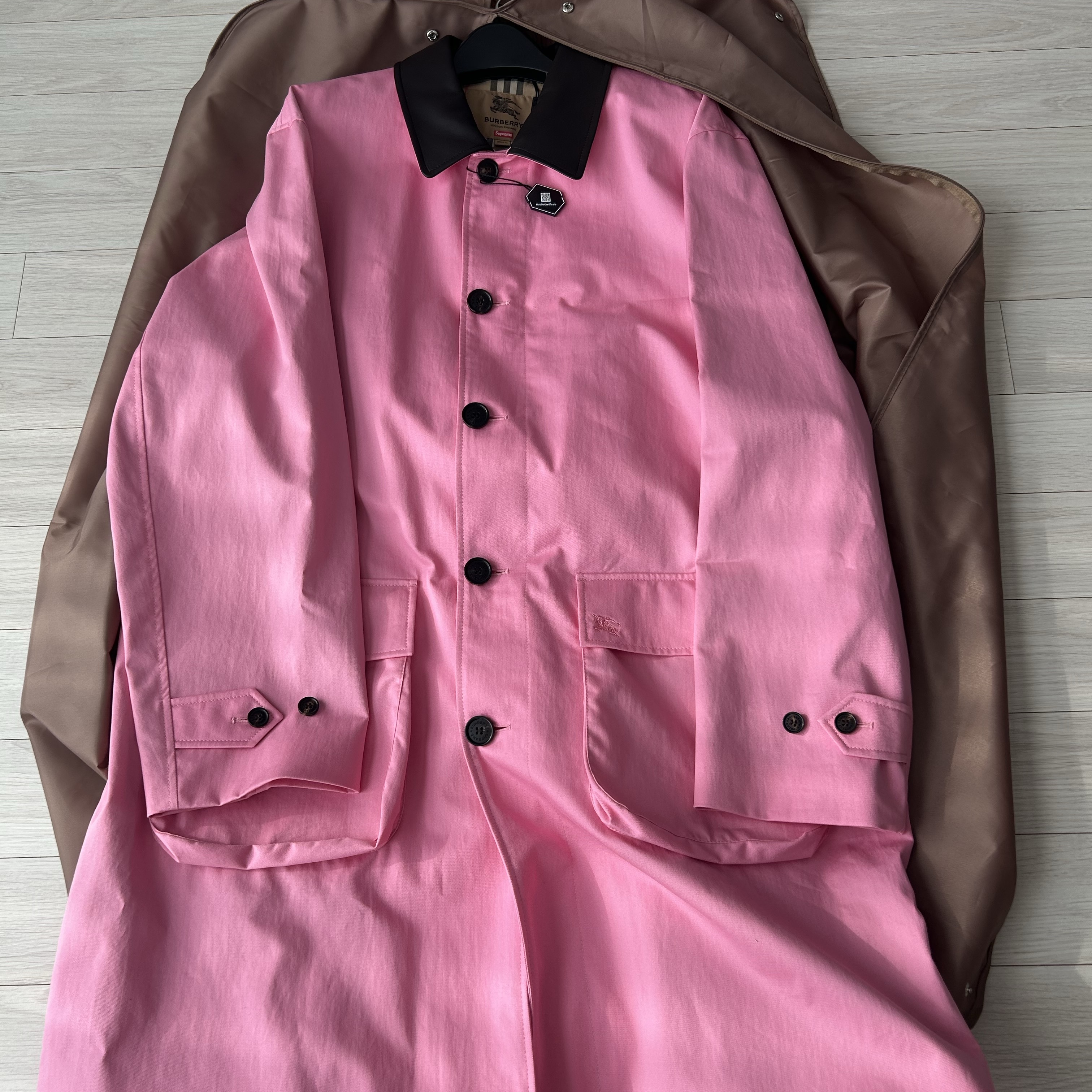 Supreme x Burberry Leather Collar Trench Pink - 22SS, Chrome Hearts Gusher Shiny Silver 착용 스타일 - 3