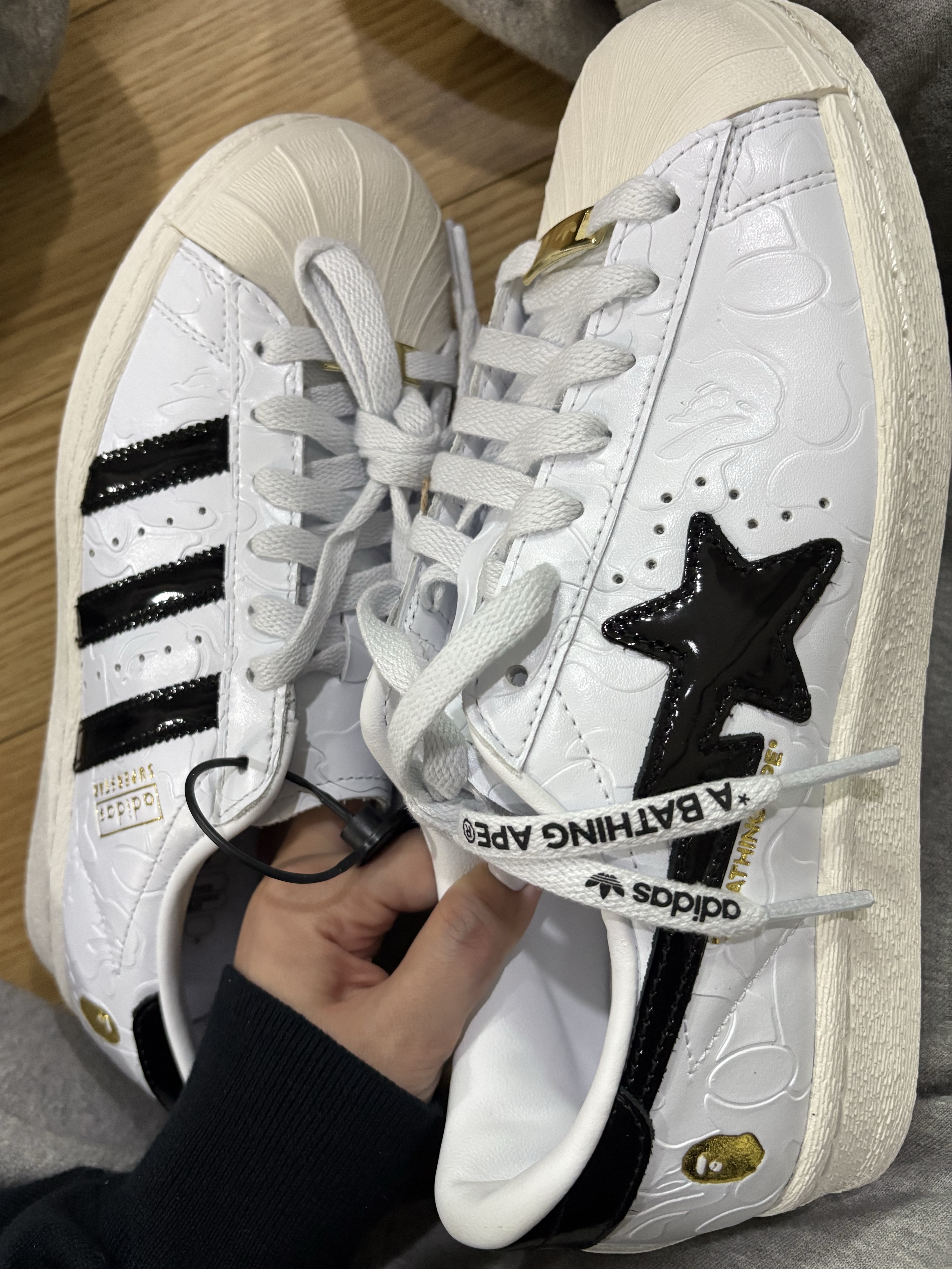 Adidas x BAPE Superstar Vintage Cloud White Core Black 착용 스타일 - 1