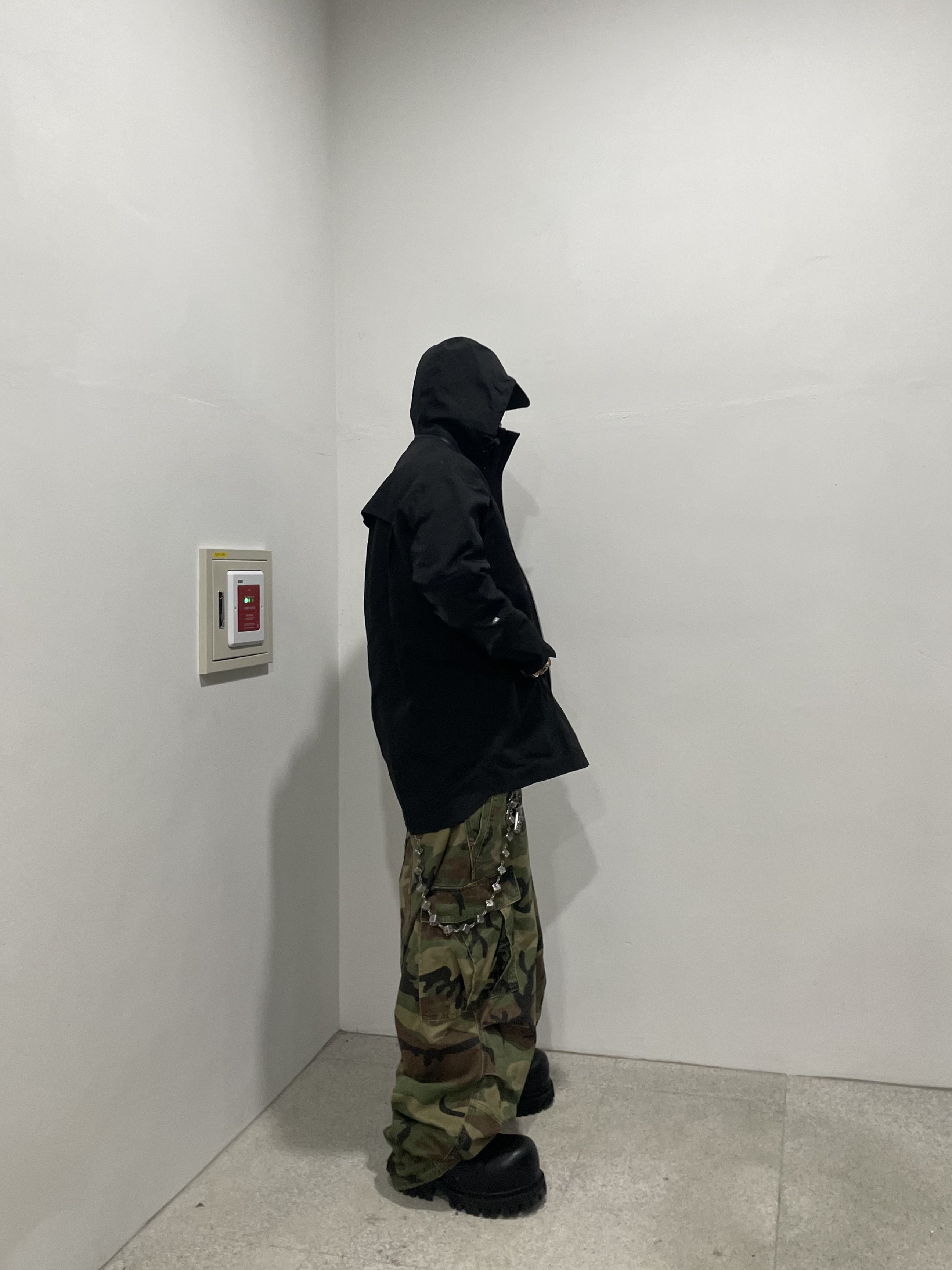 발렌시아가 스톰퍼 부티 블랙 착용 스타일 - 3