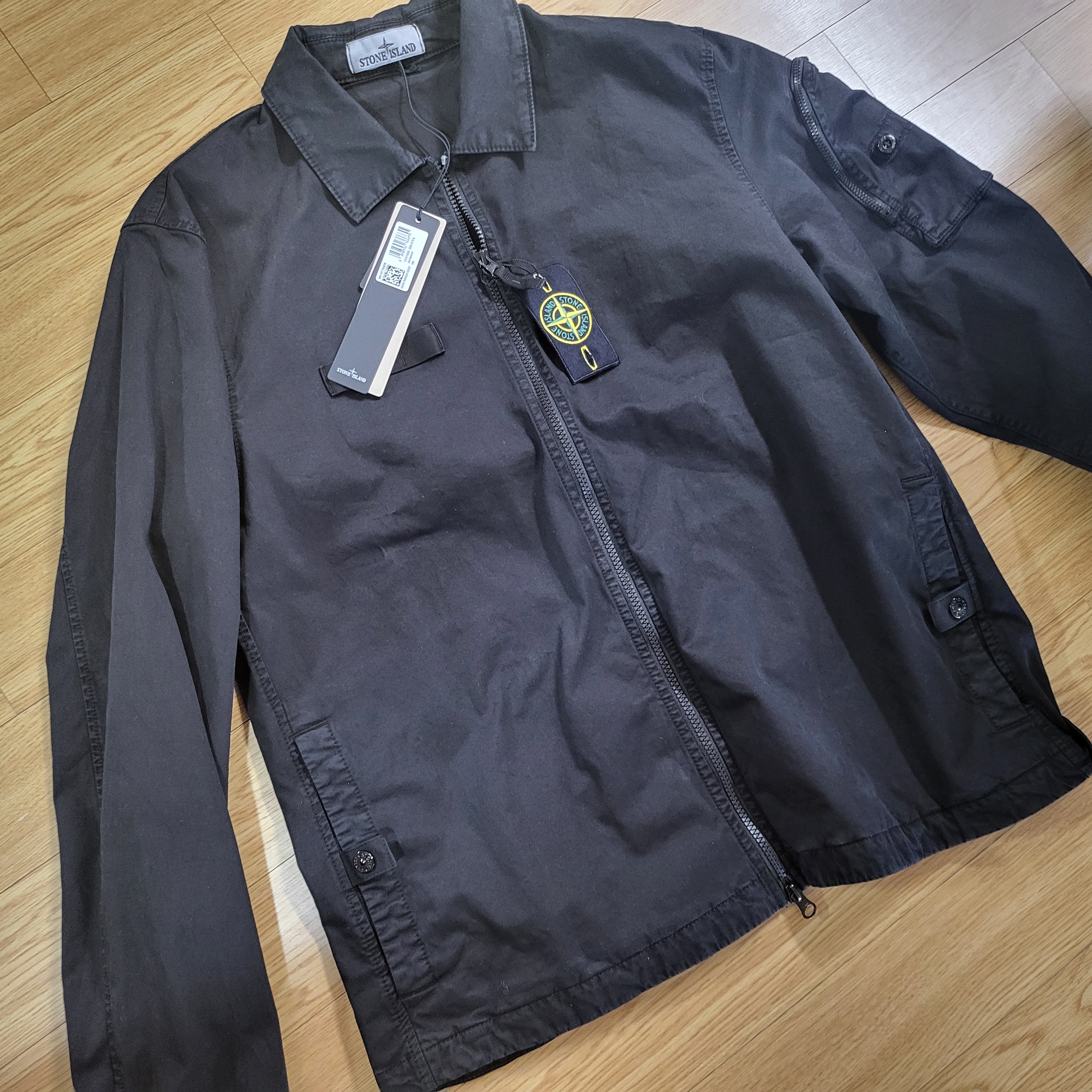 Stone Island 1200003 Organic Stretch Broken Twill Cotton Old Effect Overshirt with Zip Fastening Black - 25SS 착용 스타일