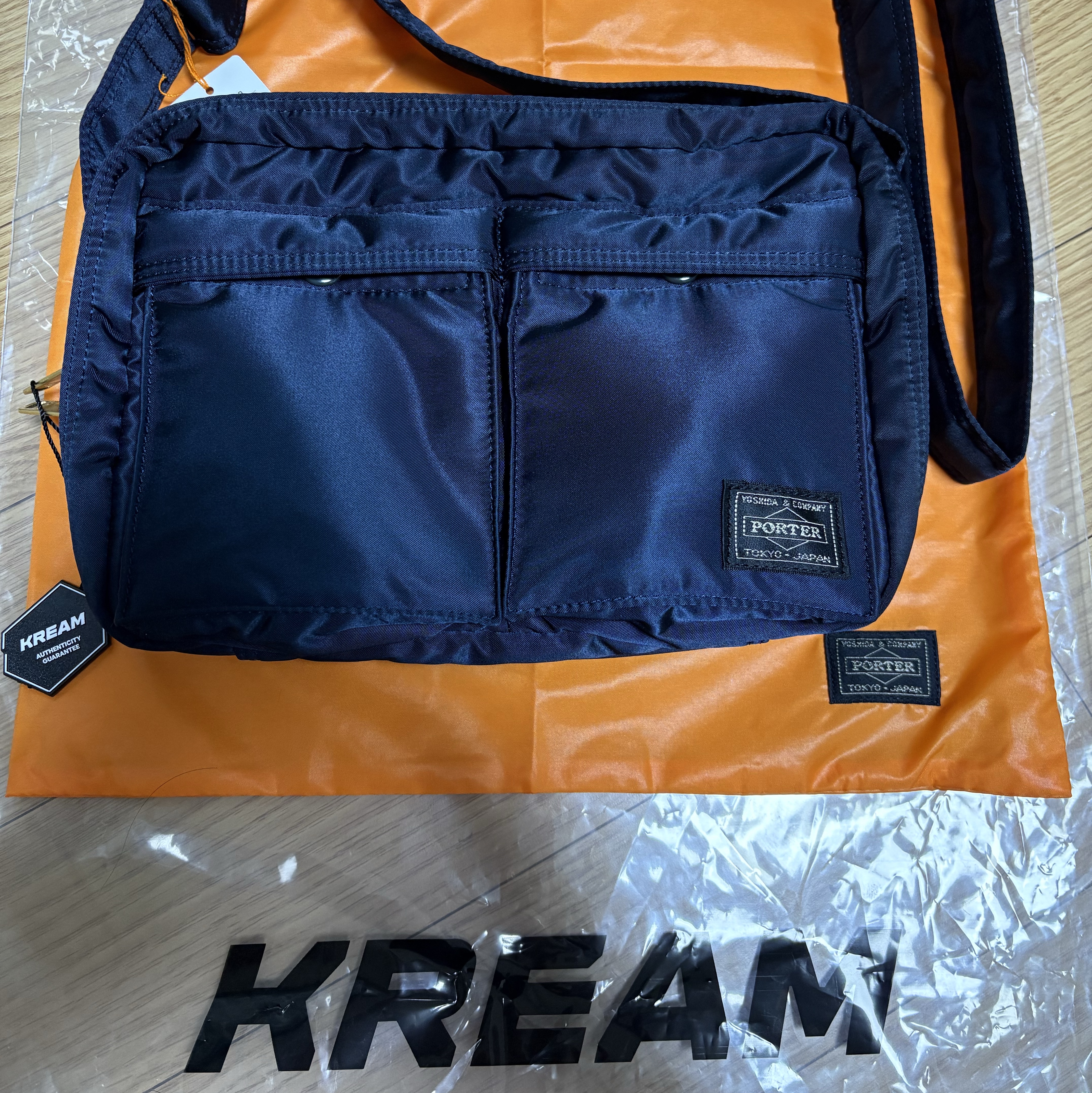Porter Tanker Shoulder Bag S Iron Blue 착용 스타일