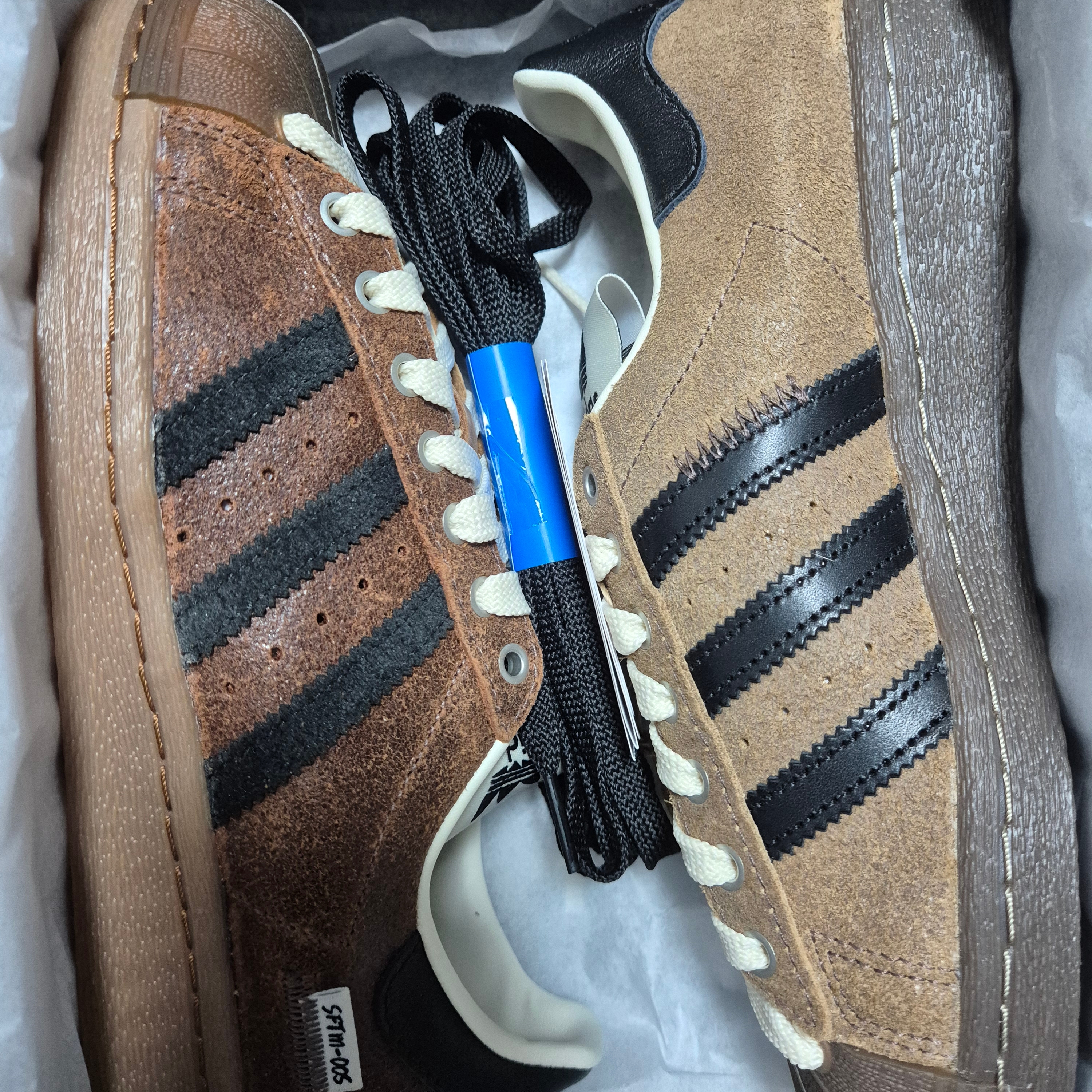 Adidas x Song for the Mute Superstar 82 Khaki Core Black 착용 스타일 - 2