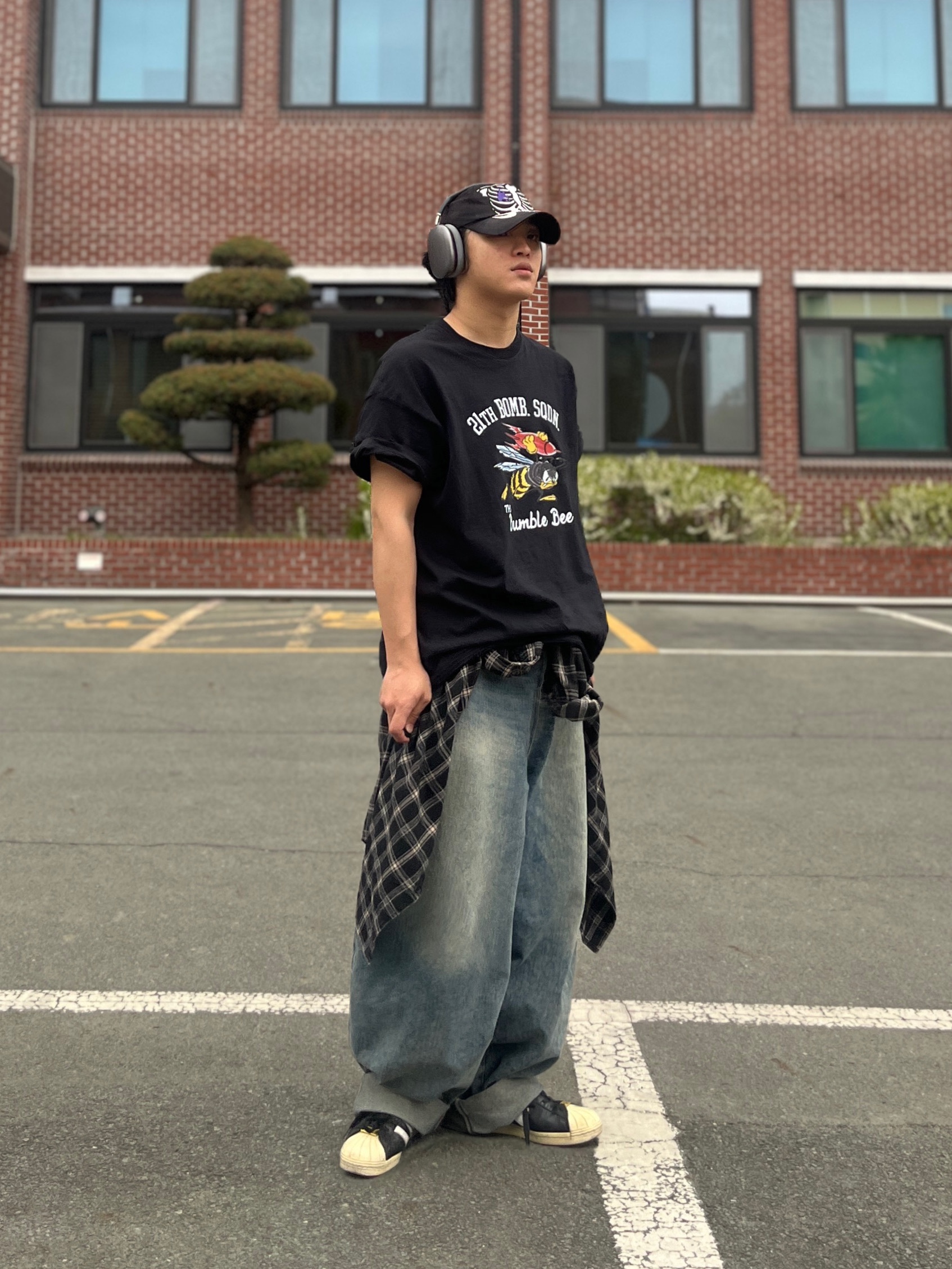 Gildan X 아메리칸 컬렉션 범블비 티셔츠 블랙 착용 스타일 - 8