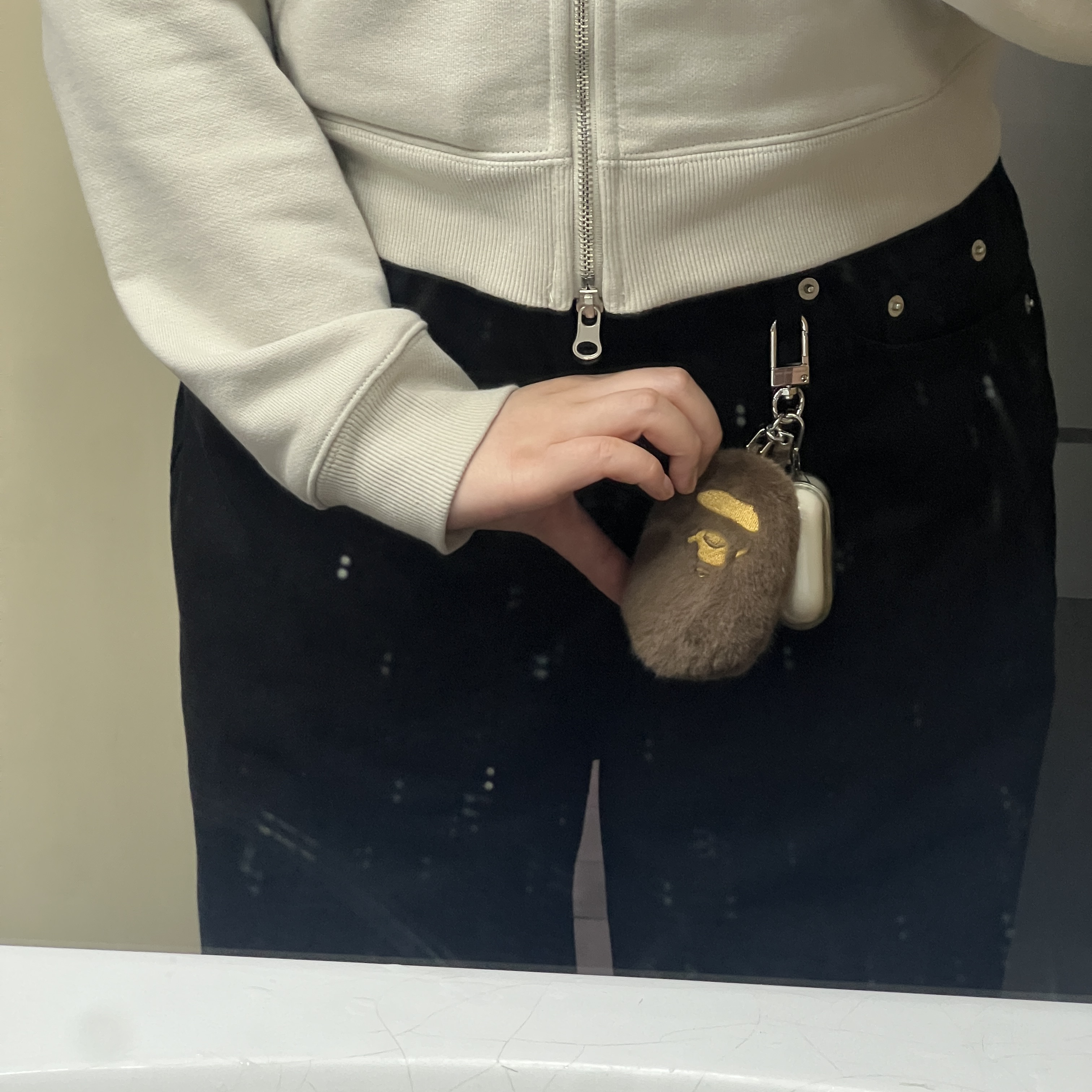 BAPE Bathing Ape Head Faux Fur Keychain Brown 착용 스타일 - 1