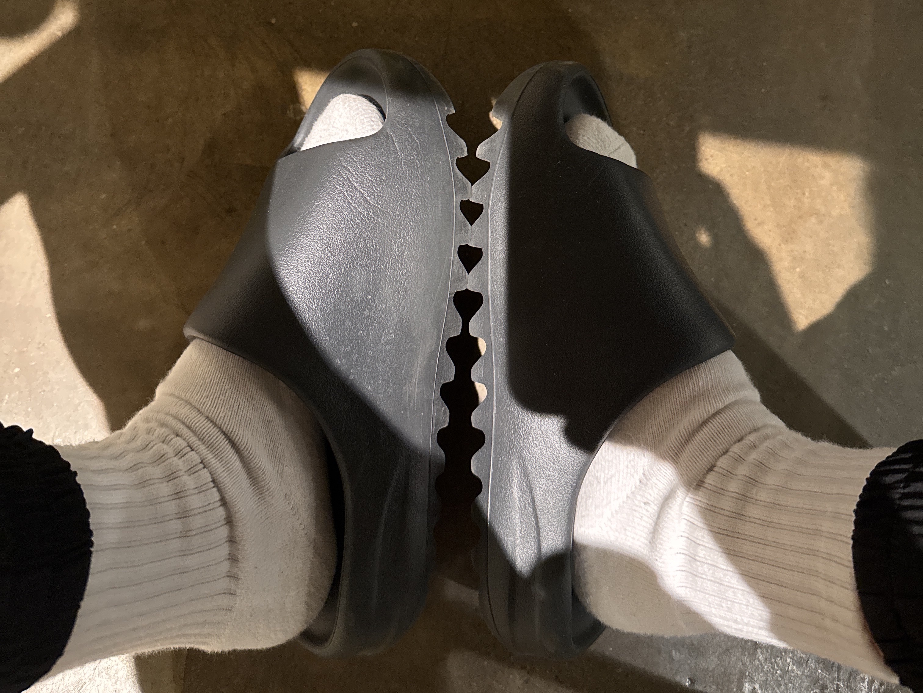 Adidas Yeezy Slide Onyx 착용 스타일