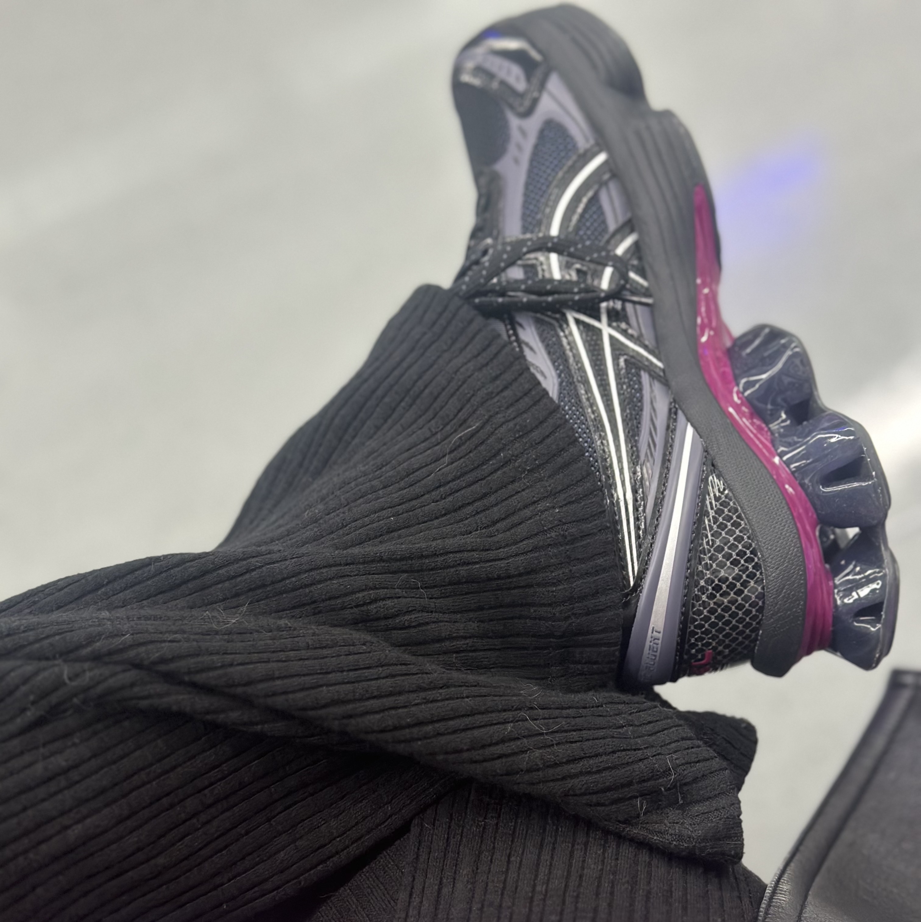 Asics Gel-Kinetic Fluent Black 착용 스타일 - 1
