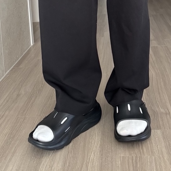 Hoka Ora Recovery Slide 3 Black 착용 스타일