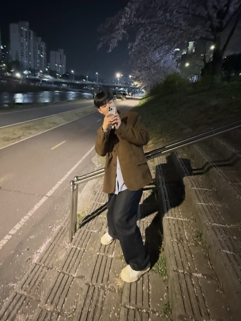 에스티유 고트 스웨이드 블레이져 브라운, 메종 미하라 야스히로 블레이키 OG 솔 실리콘 코팅 캔버스 로우탑 스니커즈 화이트 착용 스타일 - 2