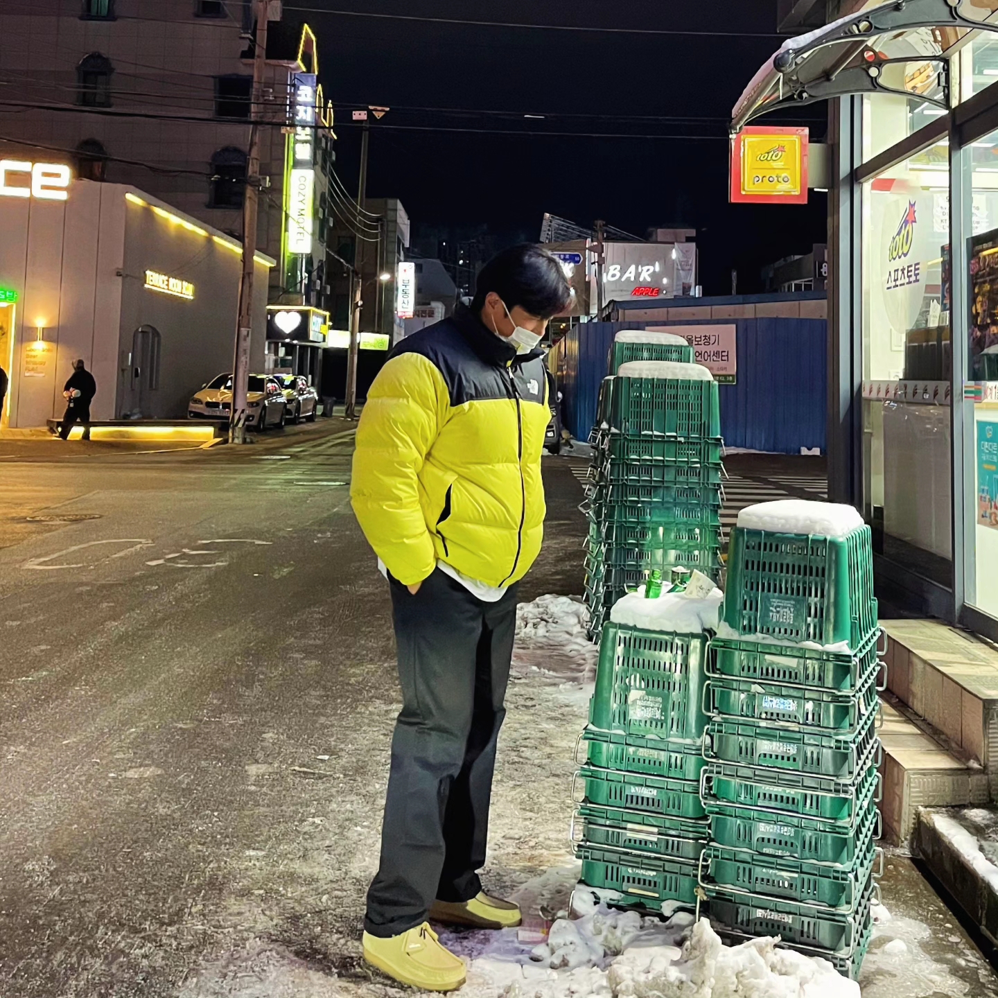노스페이스 1996 레트로 눕시 자켓 옐로우테일, 디키즈 오리지널 874 워크 팬츠 블랙 착용 스타일 - 1