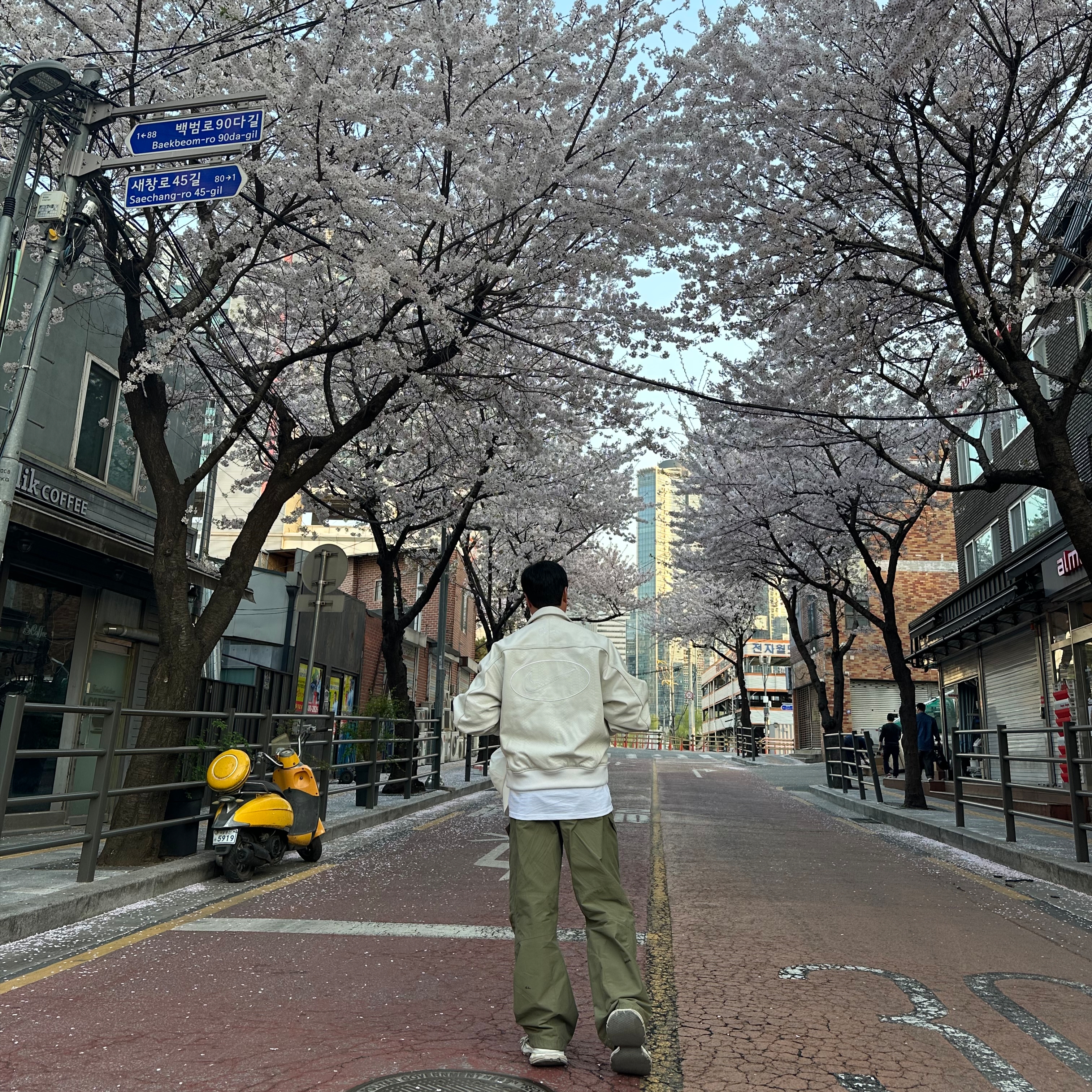 슈프림 x 나이키 레더 바시티 자켓 스네이크스킨 - 25SS, 스투시 베이직 스투시 티셔츠 화이트 착용 스타일