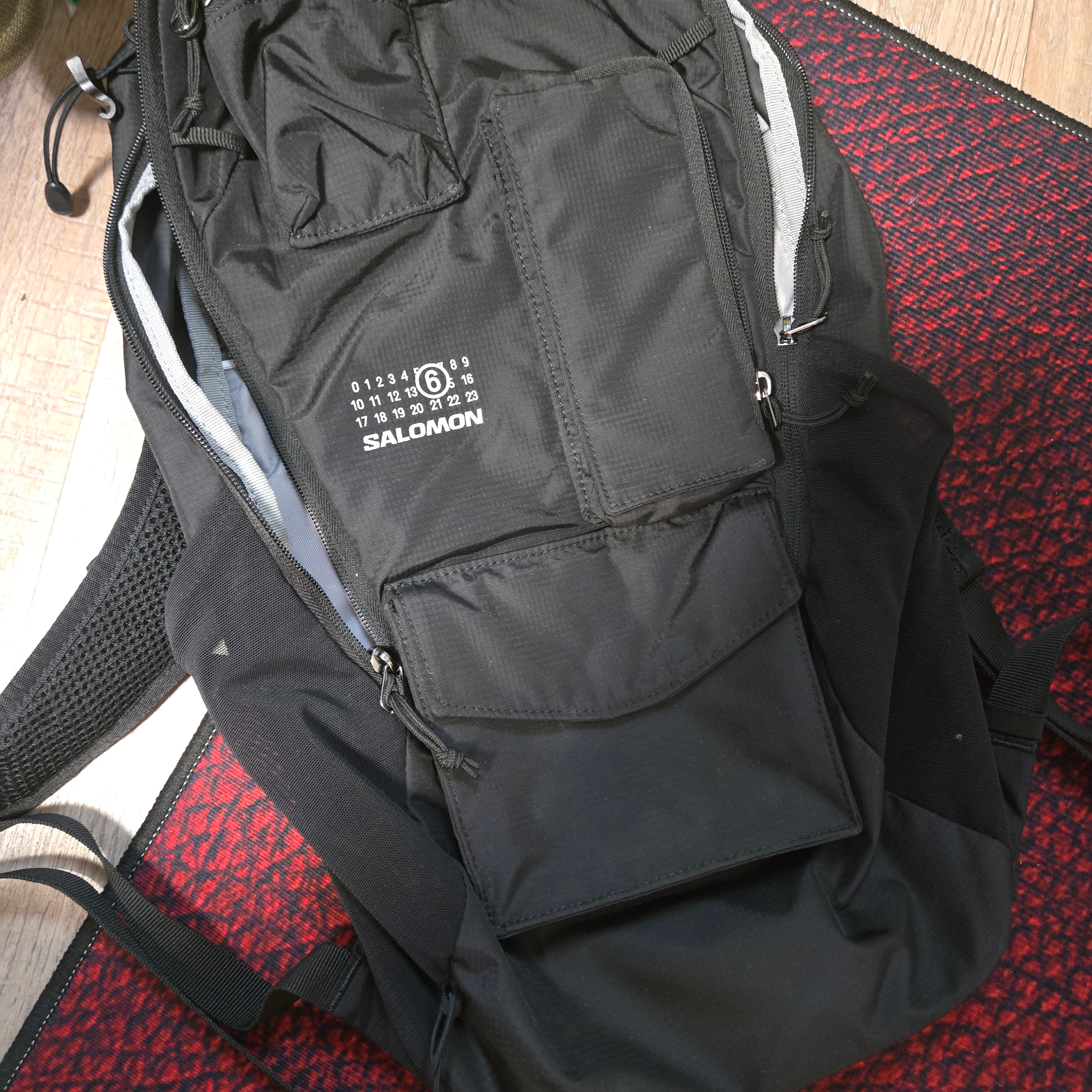 Salomon x MM6 Maison Margiela Daypack 20 Black 착용 스타일