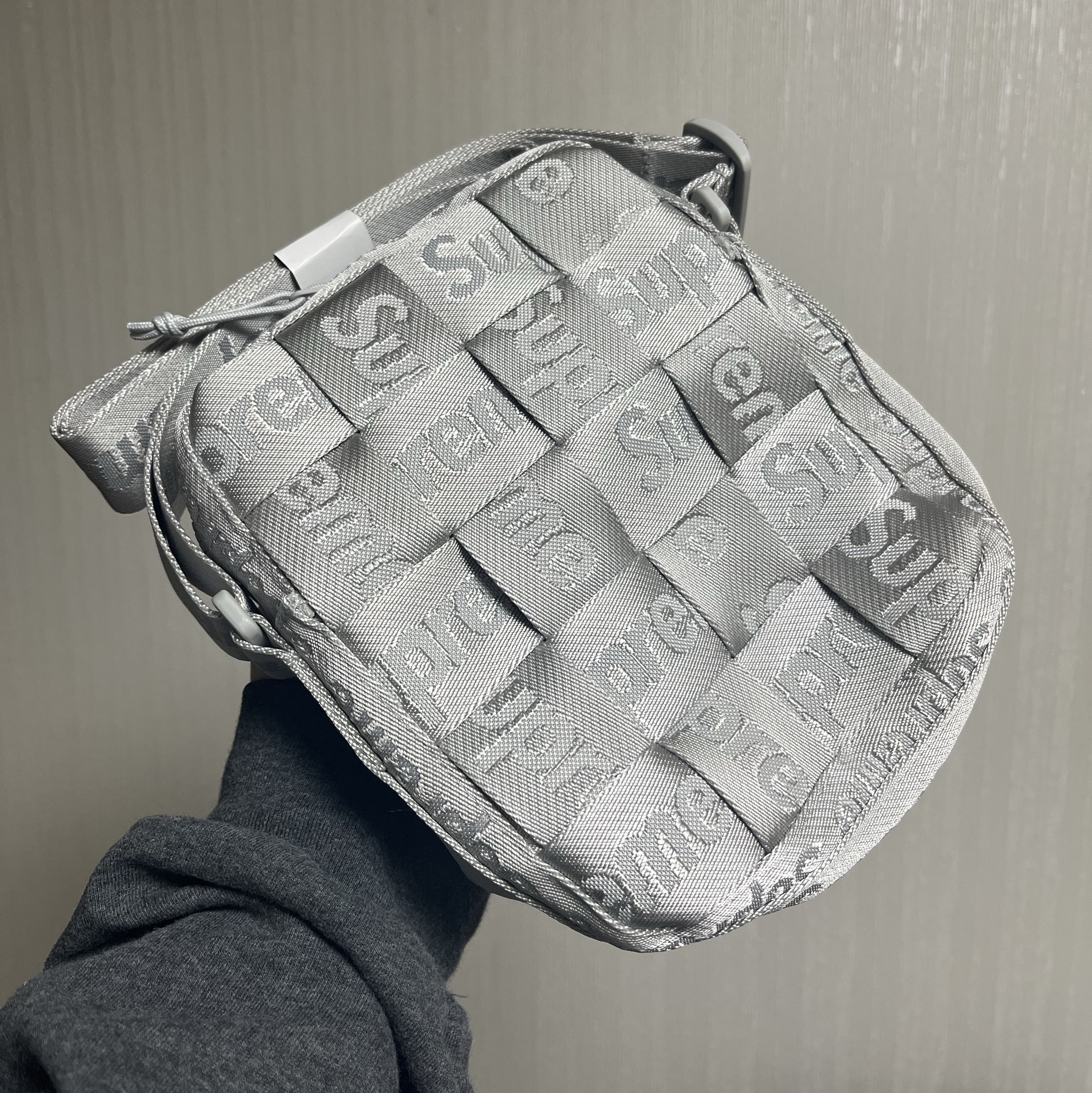 Supreme Woven Shoulder Bag Grey - 24SS 착용 스타일