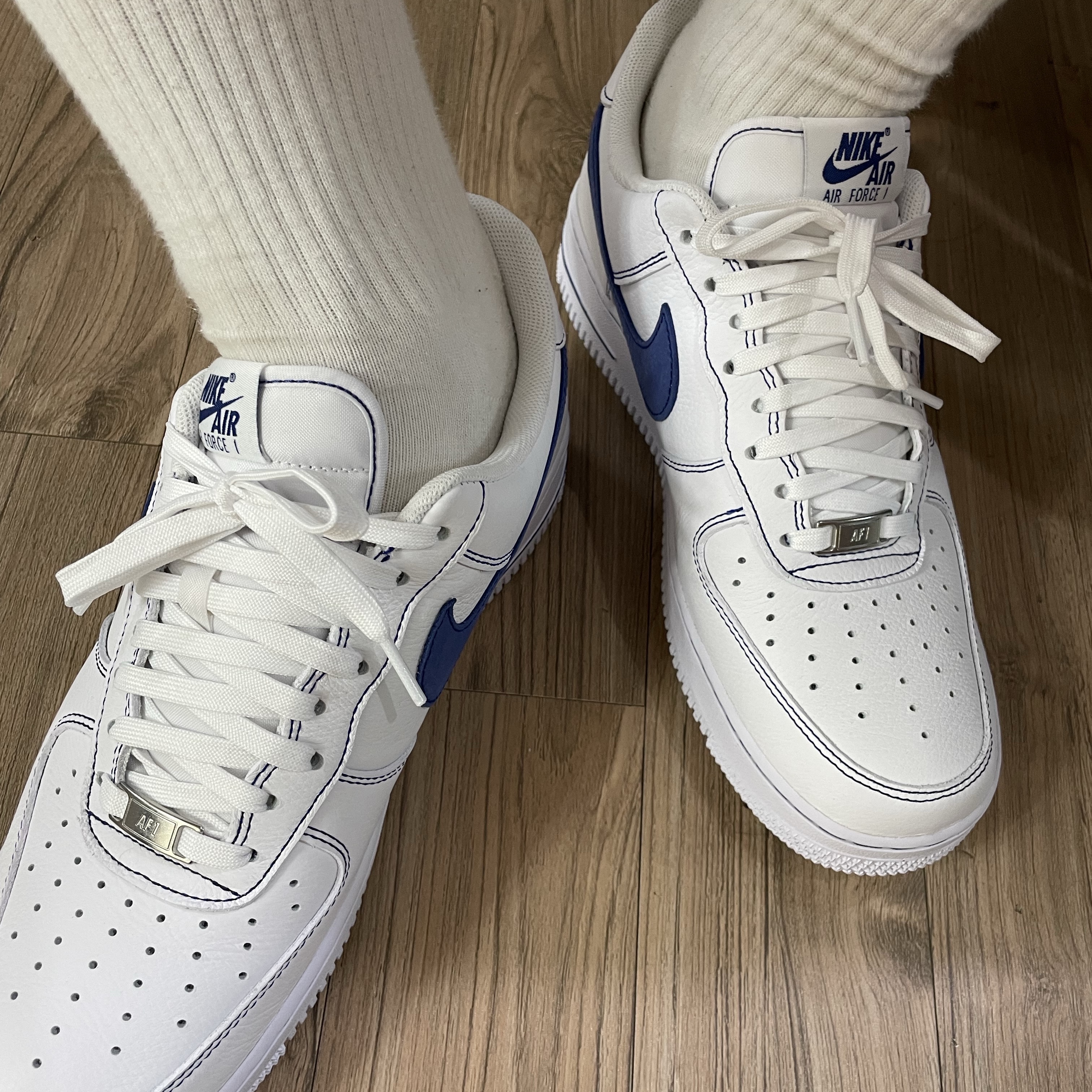 Nike Air Force 1 '07 LV8 White Deep Royal Blue 착용 스타일 - 5