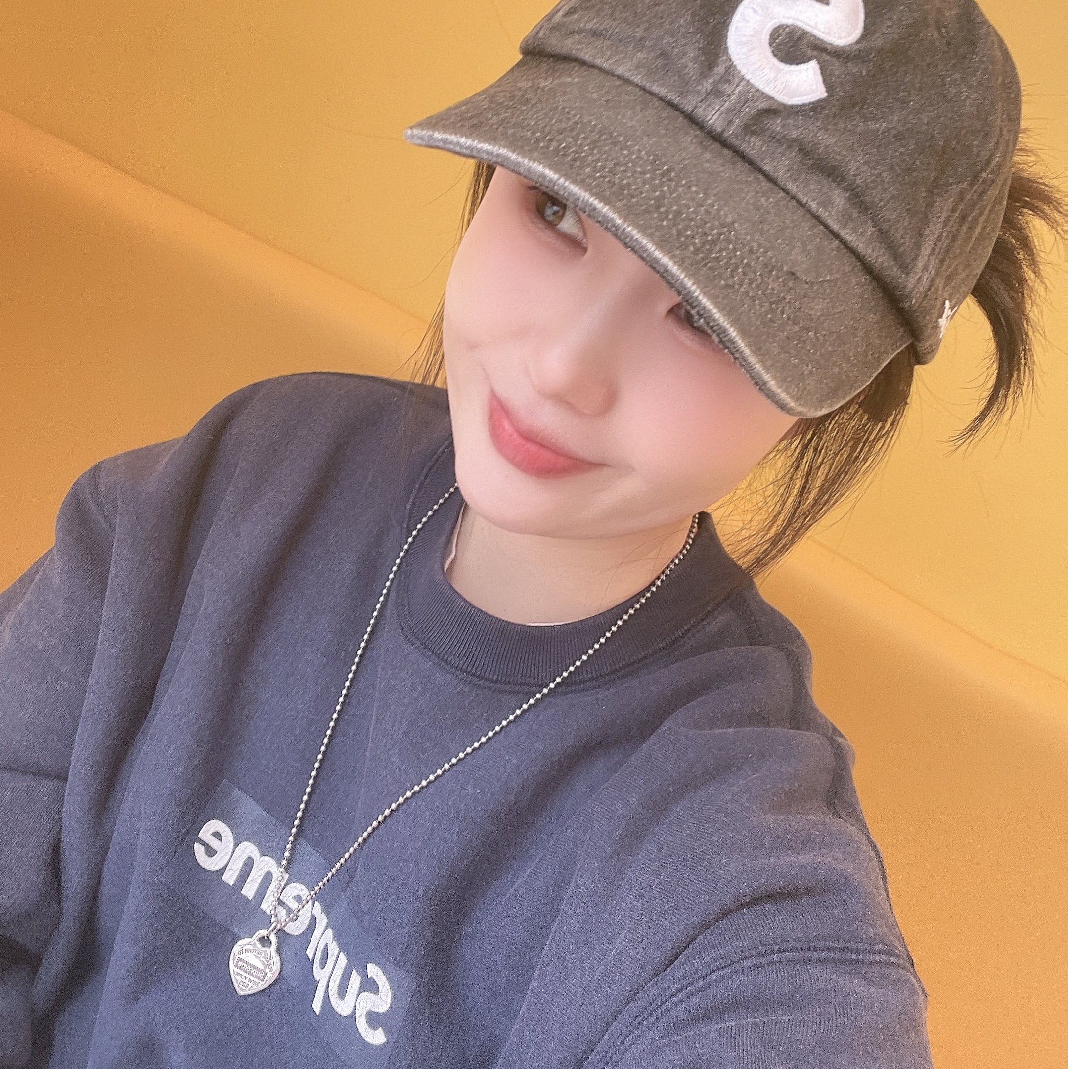 슈프림 워시드 박스로고 크루넥 네이비 - 25SS, 슈프림 x 티파니 앤 코 리턴 투 티파니 하트 태그 펜던트 - 21FW 착용 스타일