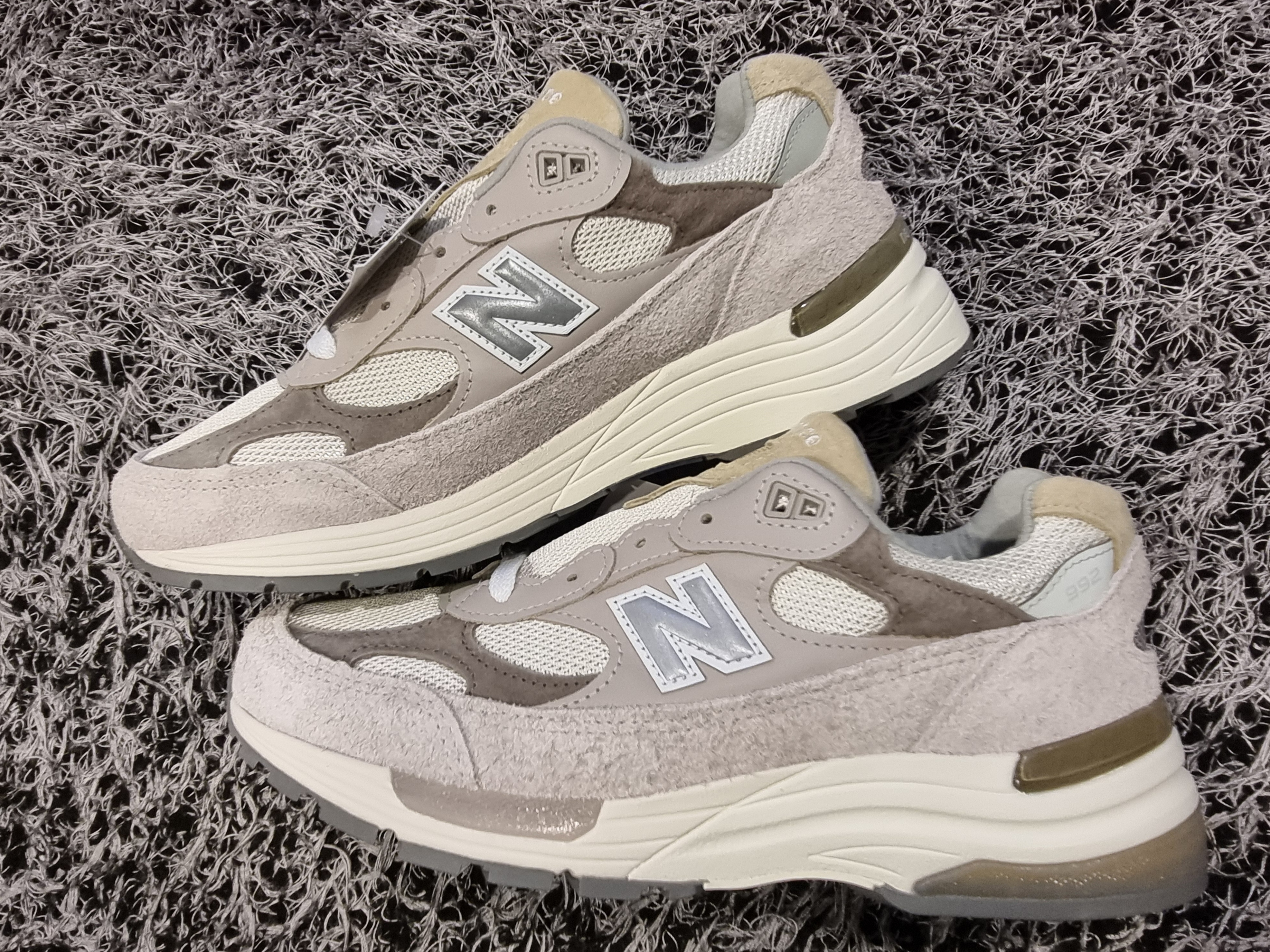 New Balance 992 Made in USA Moonrock Mushroom 착용 스타일 - 3