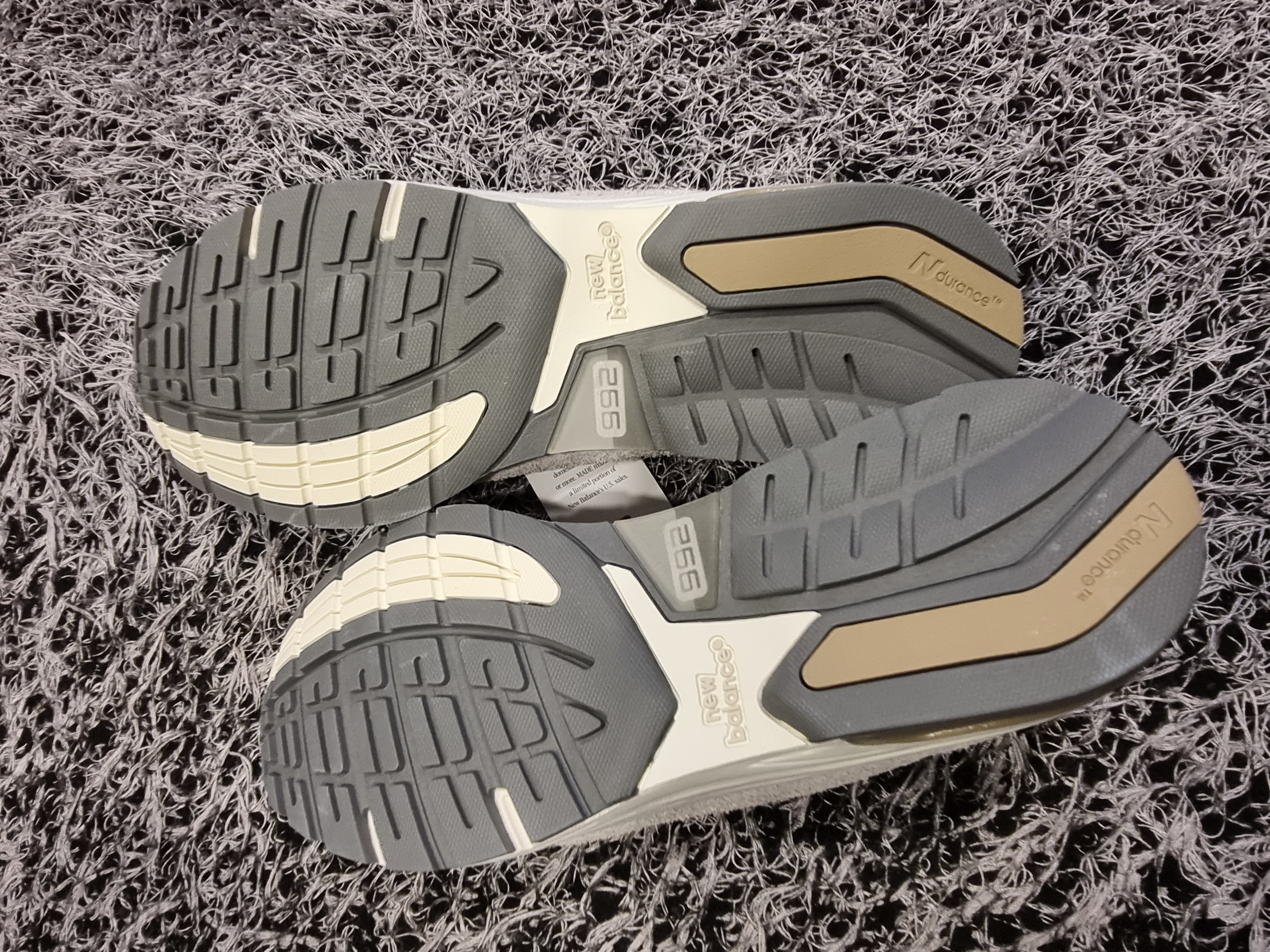 New Balance 992 Made in USA Moonrock Mushroom 착용 스타일 - 6