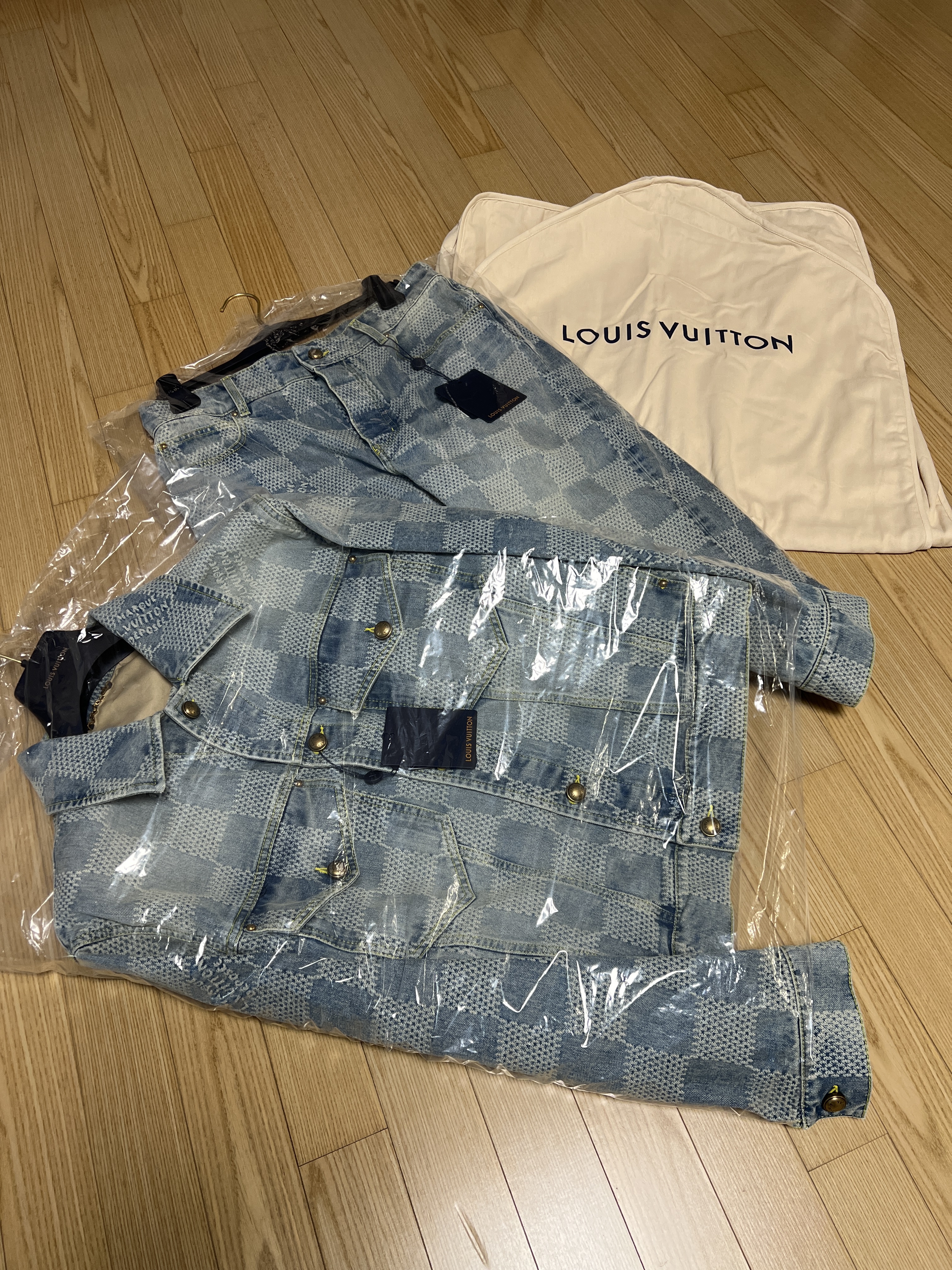 Louis Vuitton Workwear Denim Carpenter Pants Indigo, Louis Vuitton Damier Jacquard Classic Denim Jacket Indigo 착용 스타일 - 3