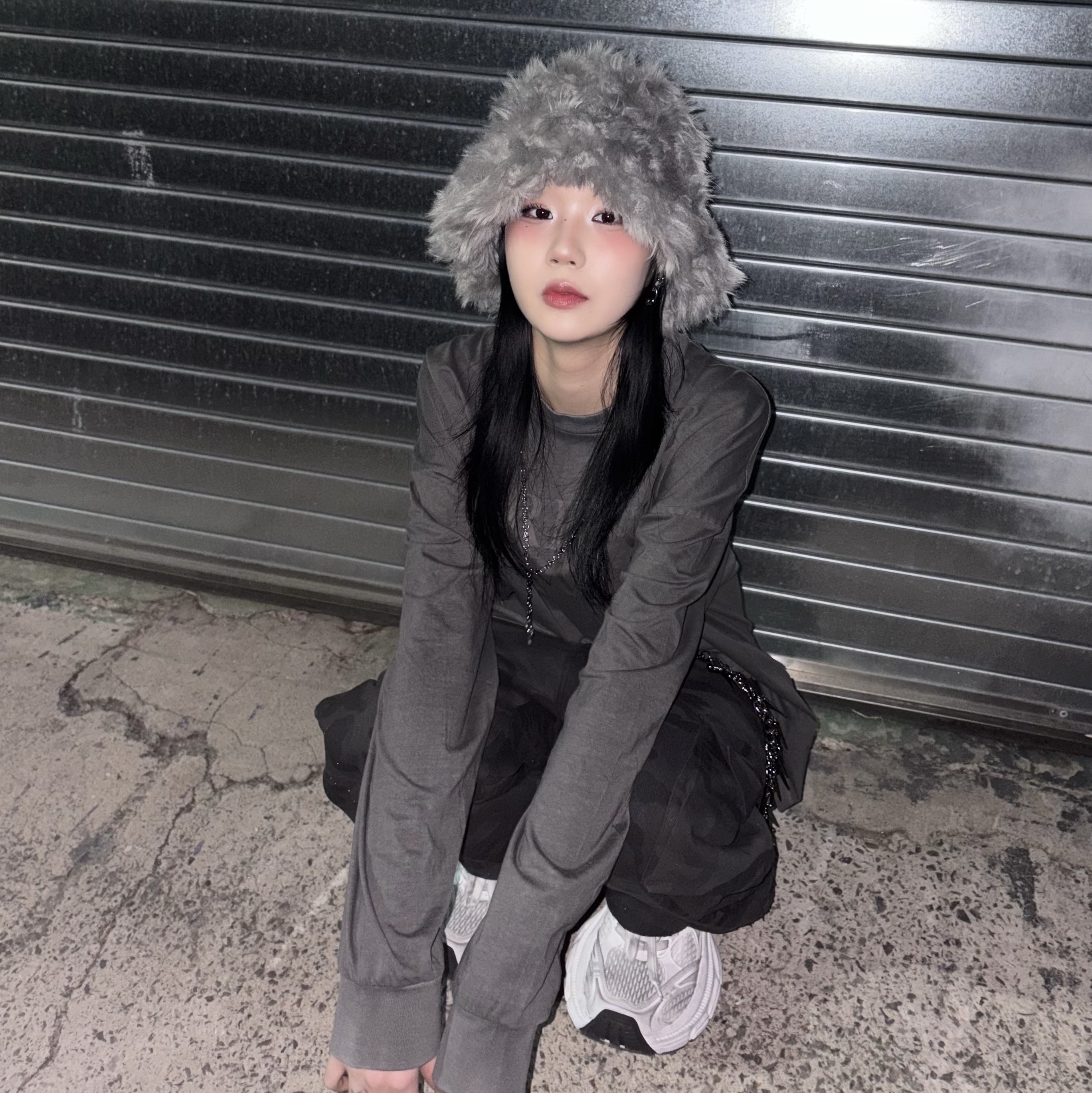 발렌시아가 10XL 스니커즈 화이트 그레이 실버 블랙 착용 스타일 - 3