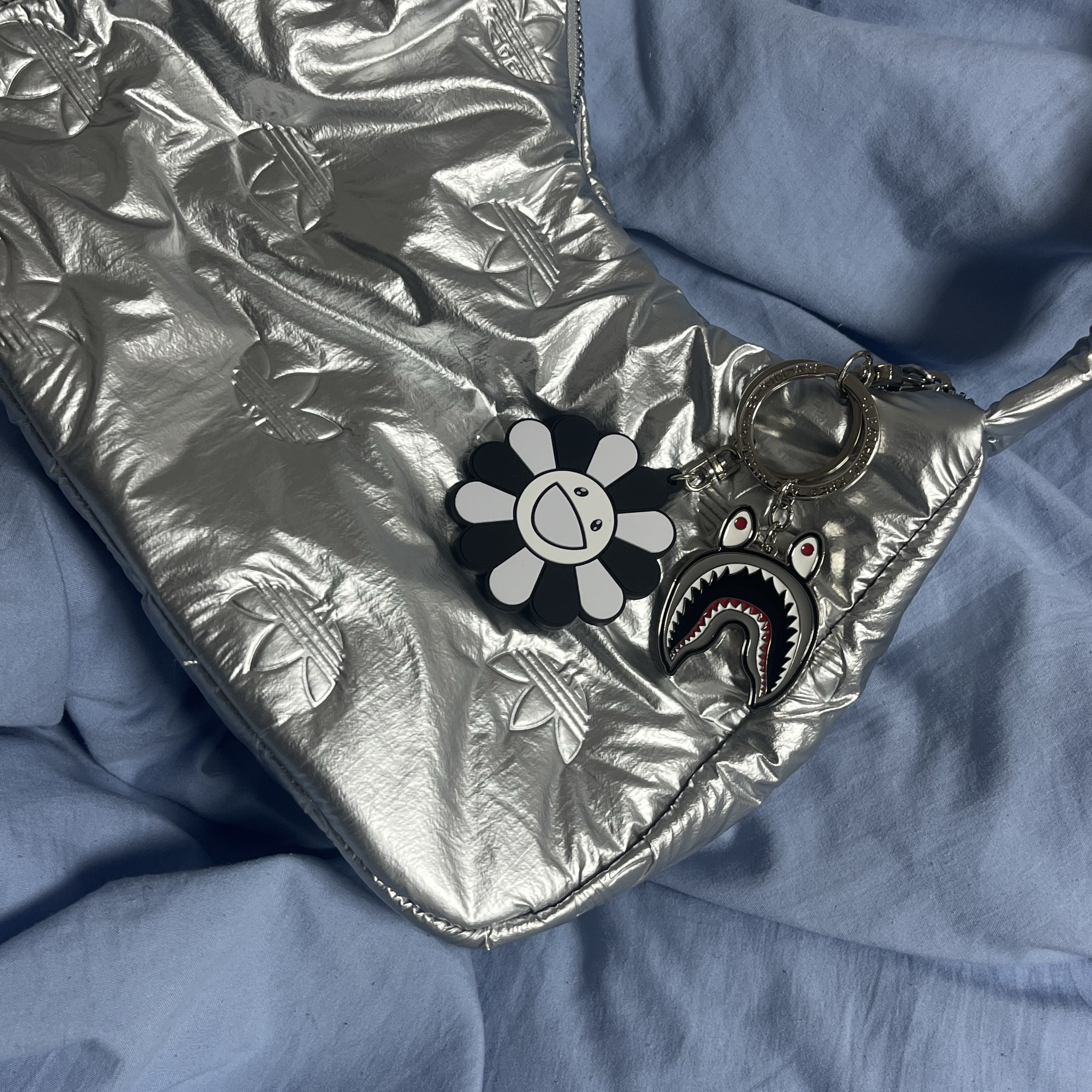 Adidas Puffy Satin Mini Shoulder Bag Silver Metallic, Kaikai Kiki Flower Rubber Keyring Gray Black 착용 스타일