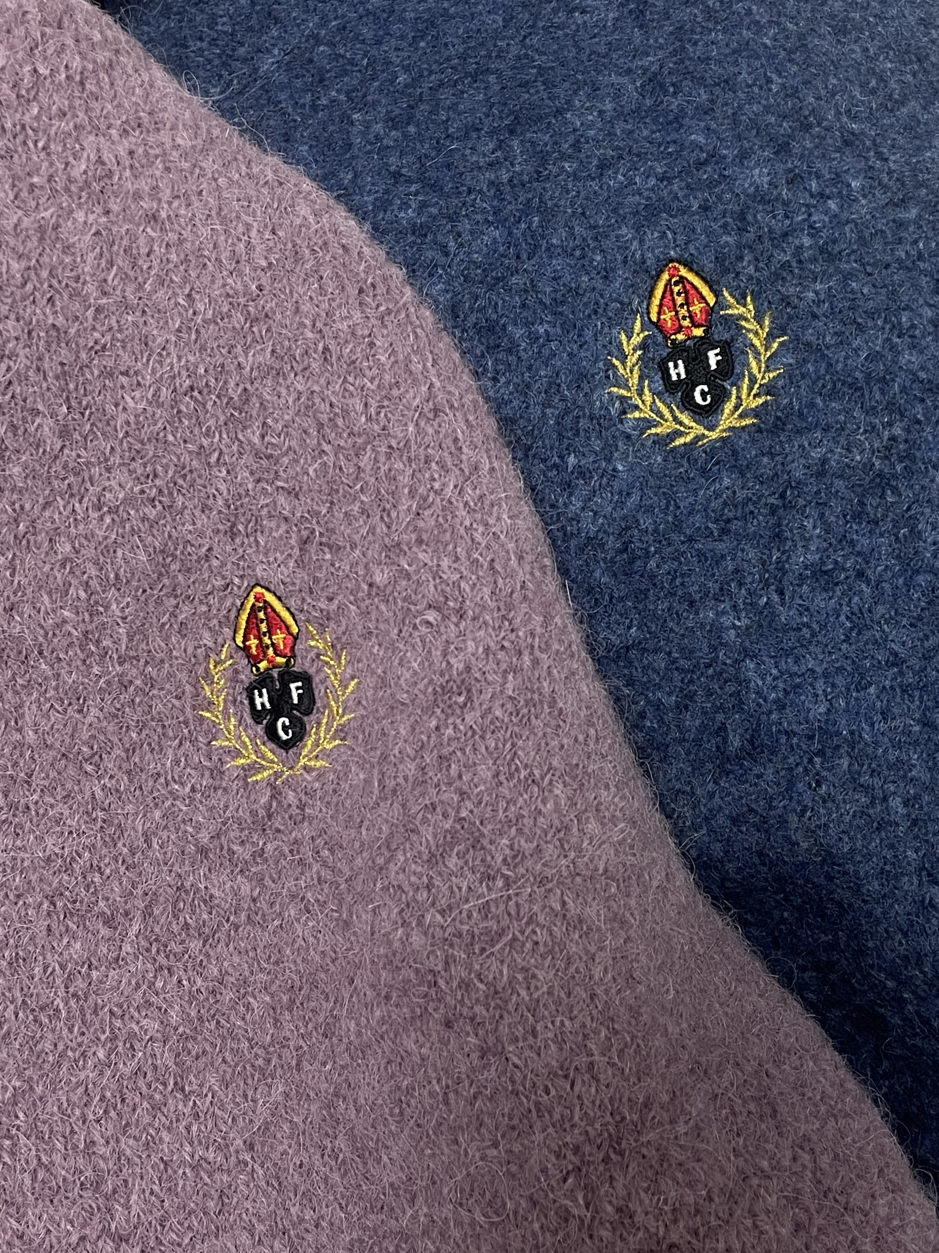 Heritage Floss Crest Mohair Crewneck Blue 착용 스타일