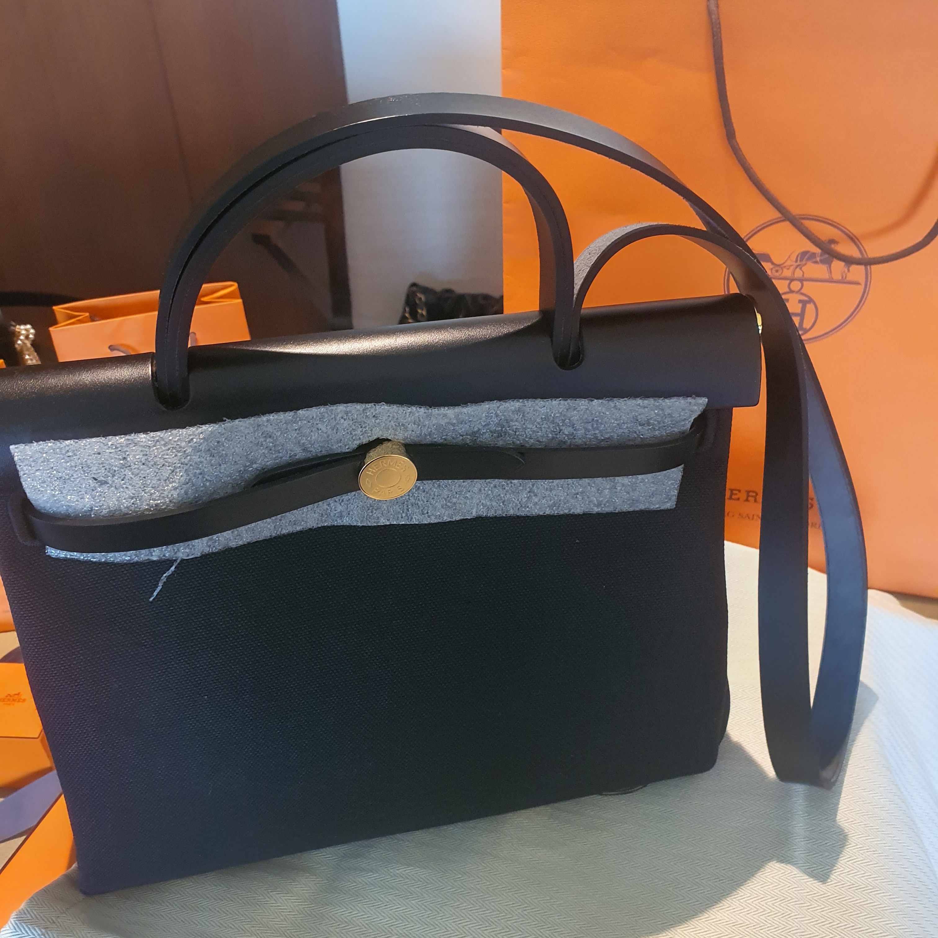 Hermes Herbag Zip 31 Bag Retourne & Gold Noir 착용 스타일